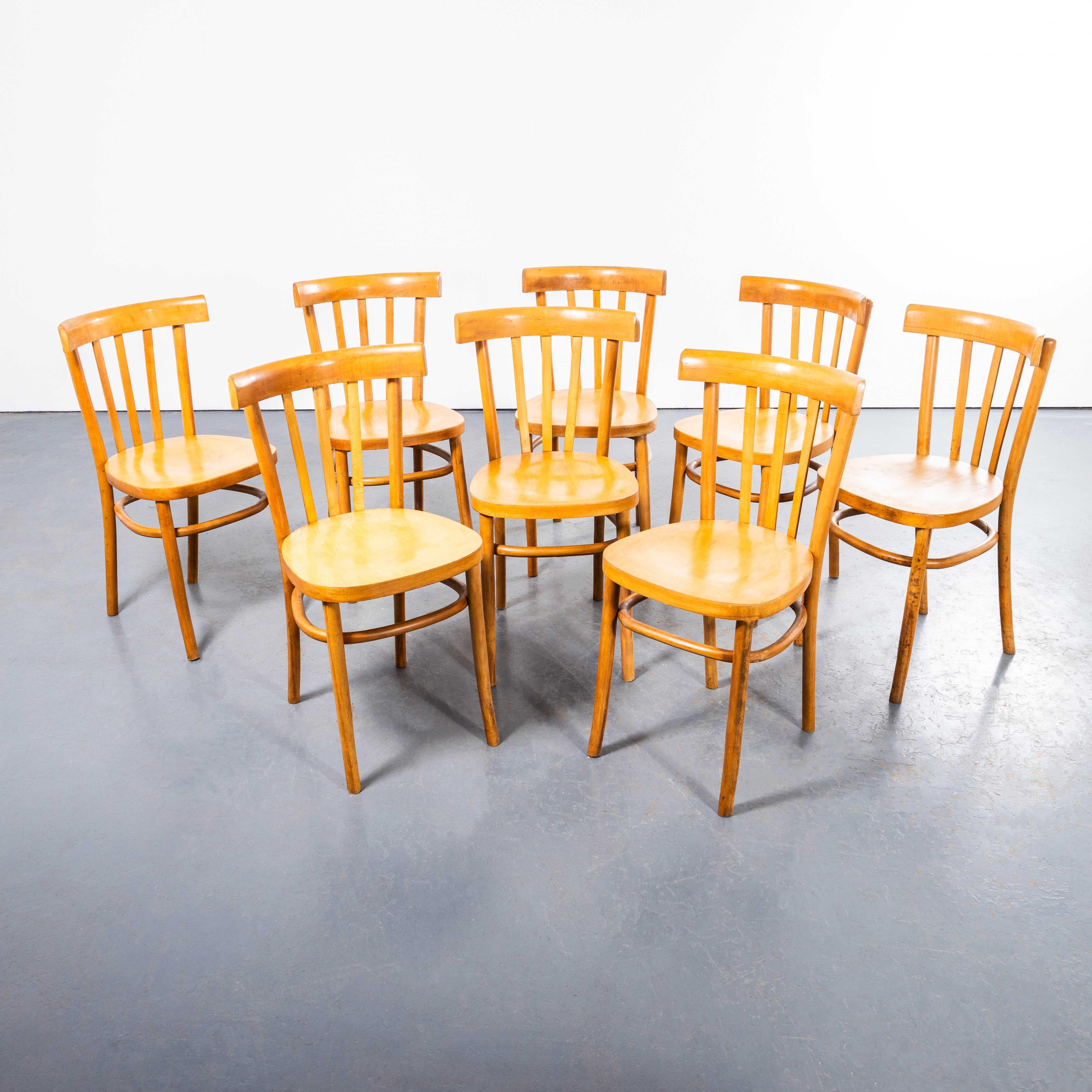 Silla de comedor francesa Baumann Honey Bistro de los años 50 - Juego de ocho. 

Silla de bistró clásica de haya fabricada en Francia por el fabricante Baumann. Baumann es un productor francés ligeramente fuera del radar que acaba de empezar a ganar