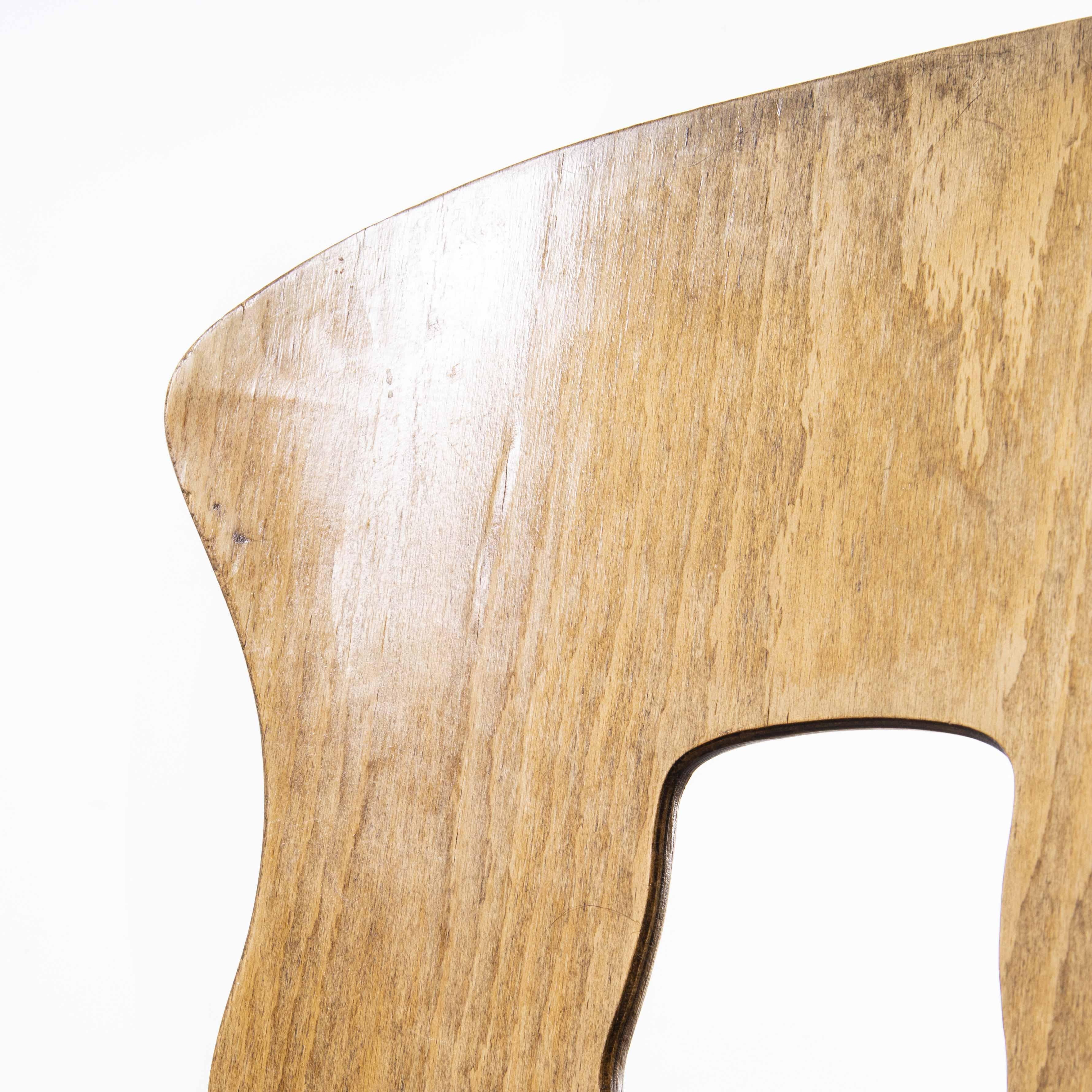 Milieu du XXe siècle Chaise de salle à manger Gentiane en chêne clair Baumann des années 1950, lot de douze en vente