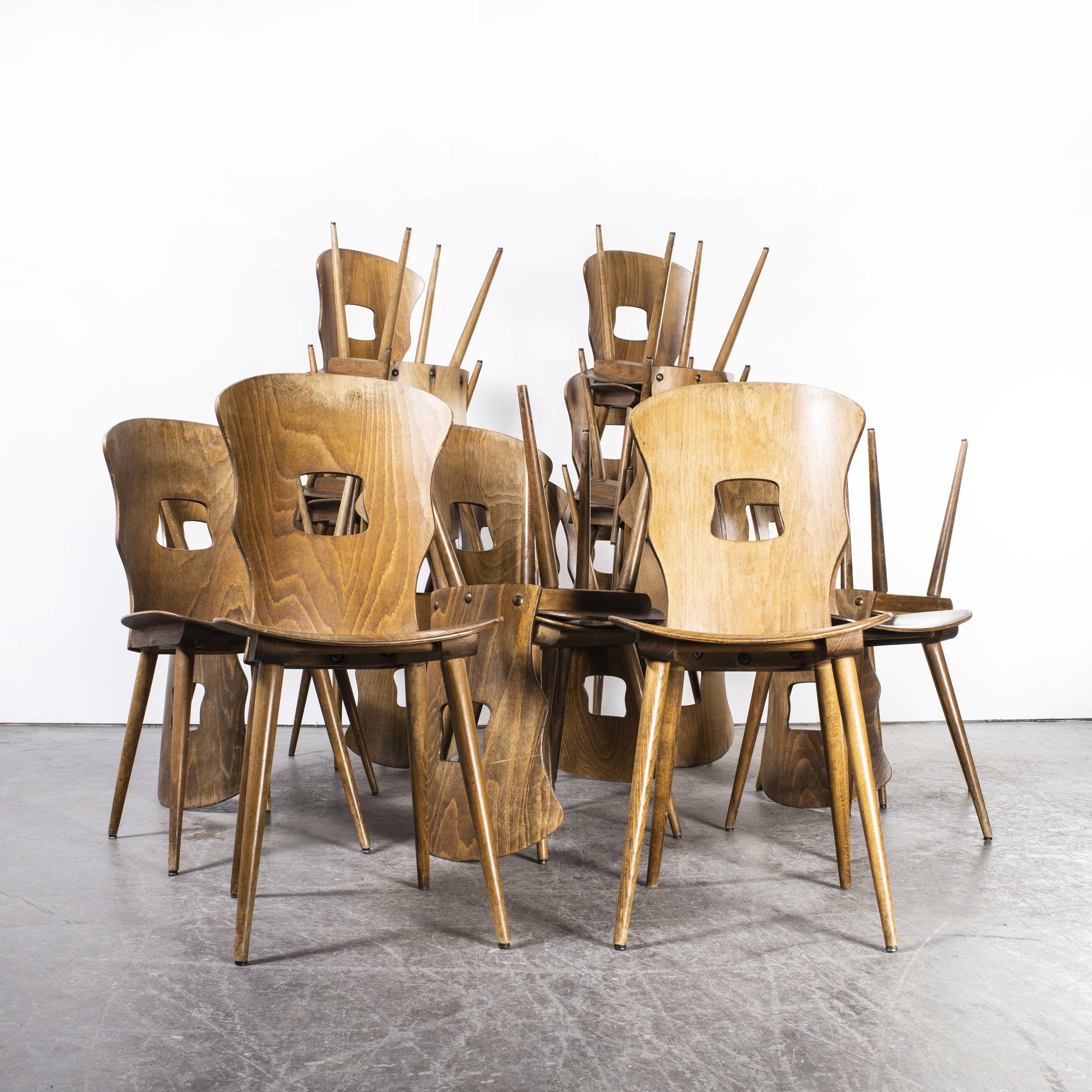 Milieu du XXe siècle Chaise de salle à manger française Baumann en chêne clair, série de vingt-quatre, années 1950 en vente