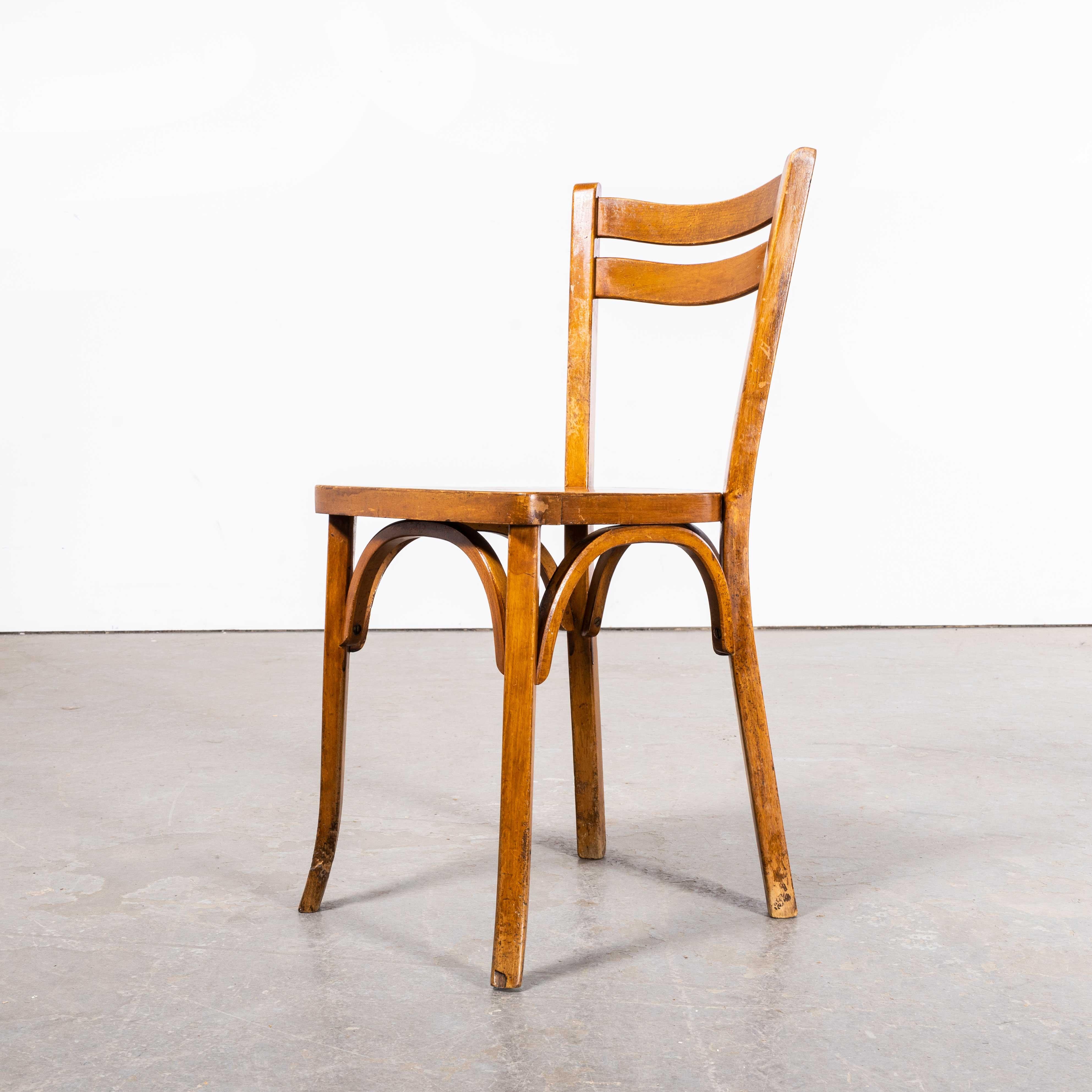 1950's French Baumann Wavy Back Bentwood Dining Chairs - Set von vier
1950's French Baumann Wavy Back Bentwood Dining Chairs - Set Of Four. Baumann ist ein etwas unauffälliger französischer Hersteller, der gerade beginnt, sich auf dem Markt