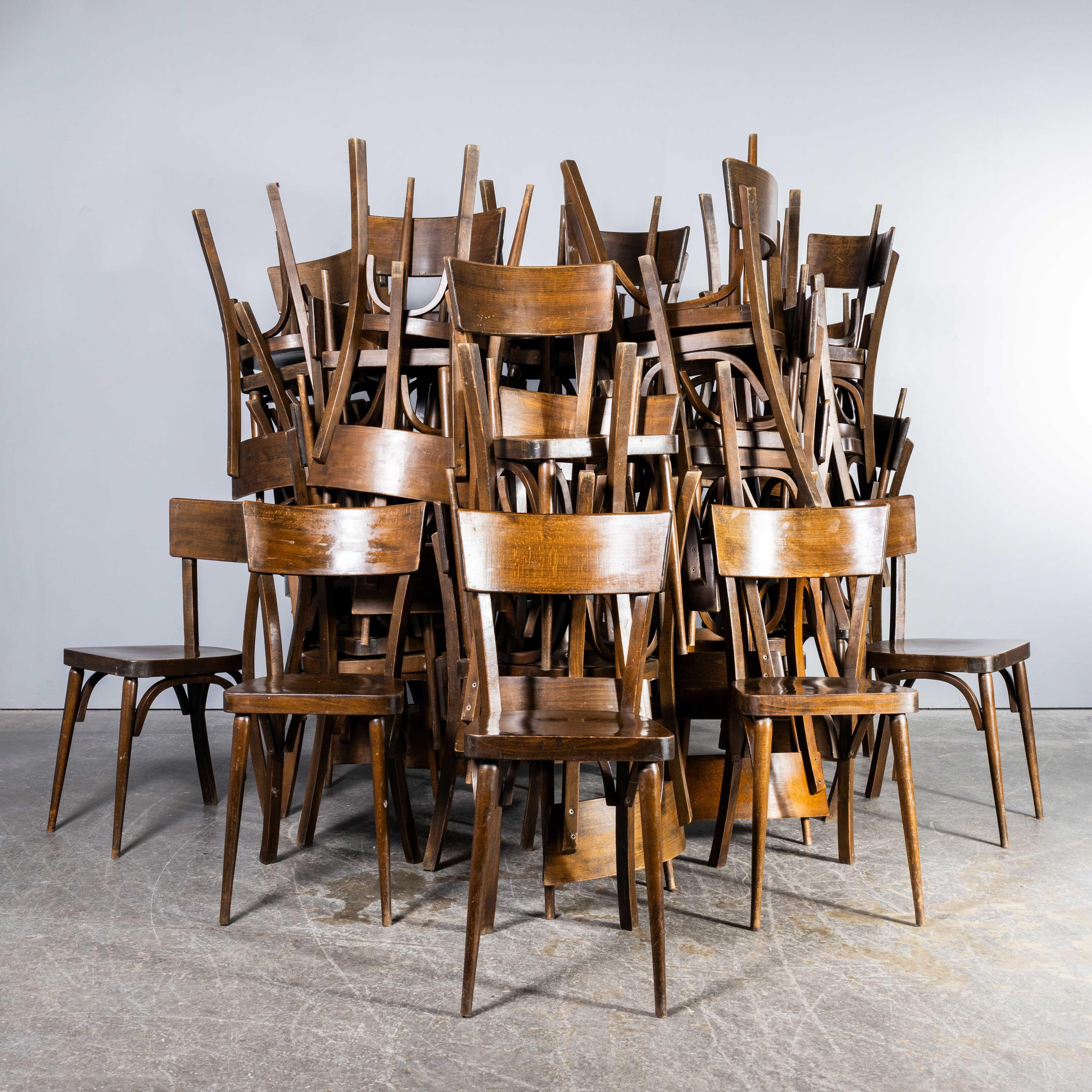 Français Chaise de salle à manger française des années 1950 en bois cintré foncé, grande quantité disponible en vente