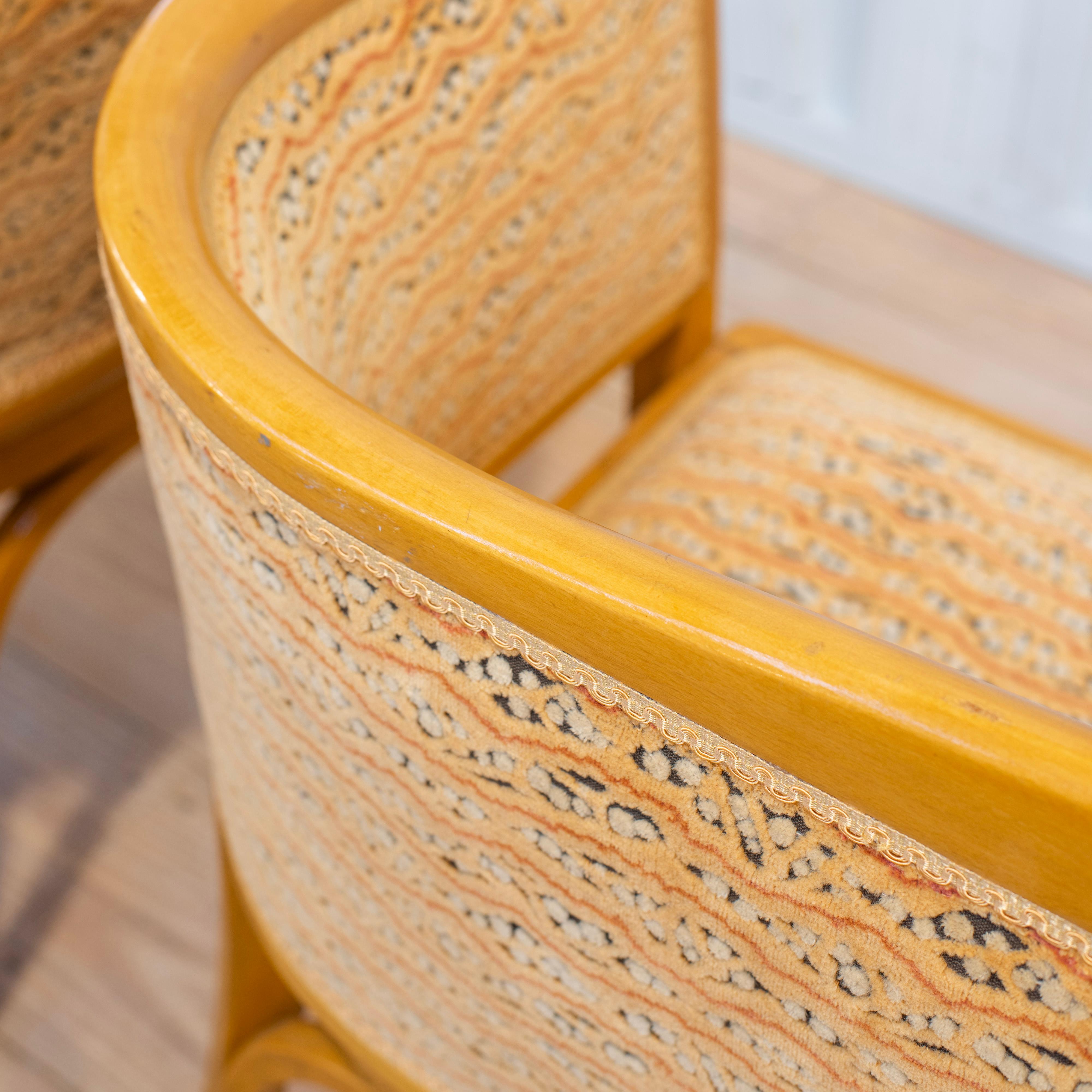 Chaises et canapé rembourrés français des années 1950 par le fabricant de meubles suisse Emile Baumann à Colombier Fontaine, France. Ils présentent une patine chaude de couleur miel, une forme de dossier en tonneau, un cadre façonné et des pieds