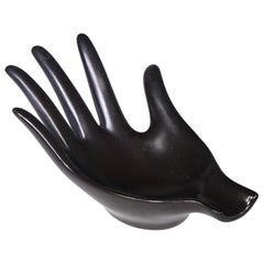 cendrier à cigares en forme de main en poterie noire française des années 1950