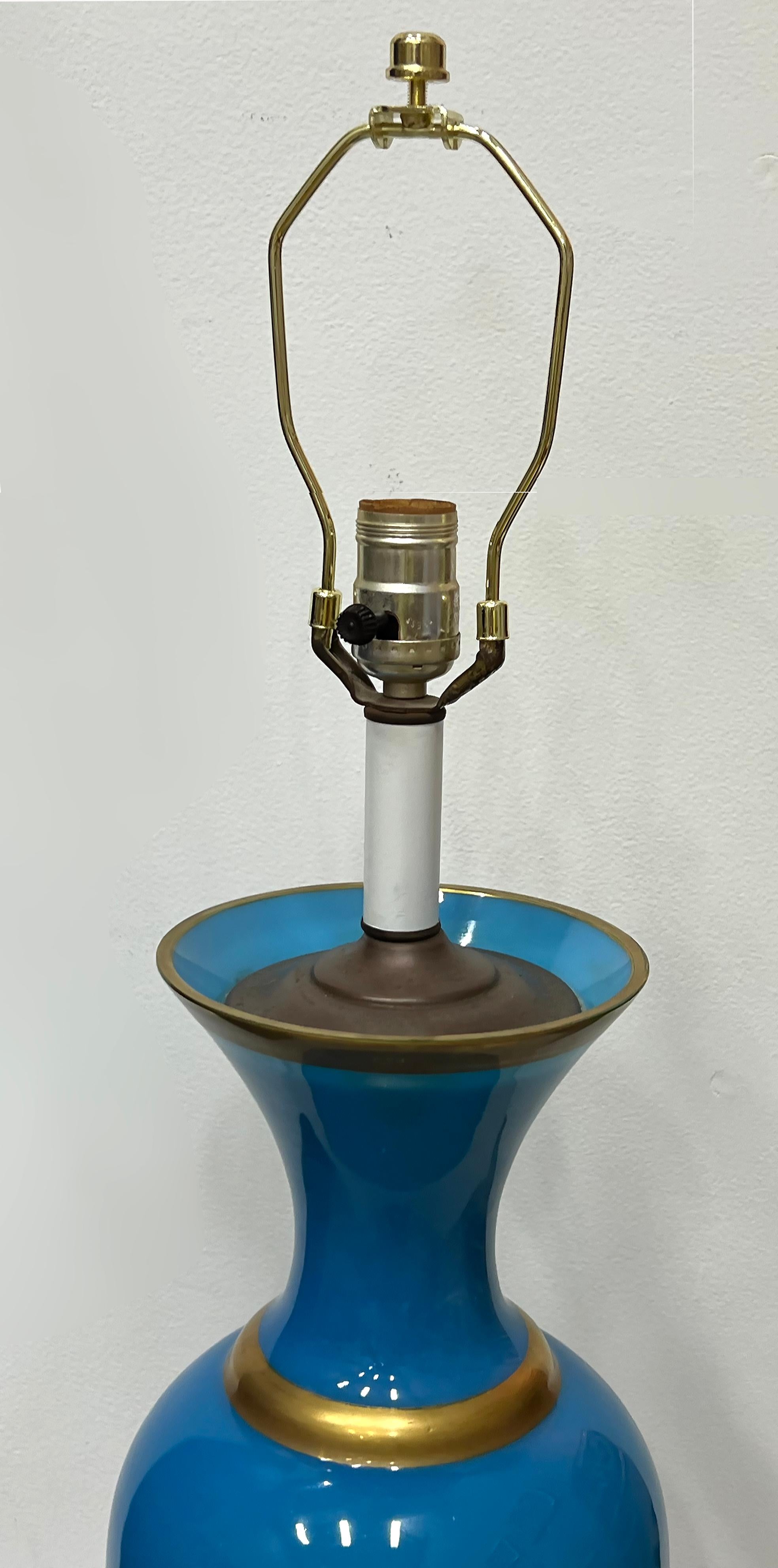 Paire de lampes de table en verre opalin bleu des années 1950, avec détails dorés Bon état - En vente à Miami, FL