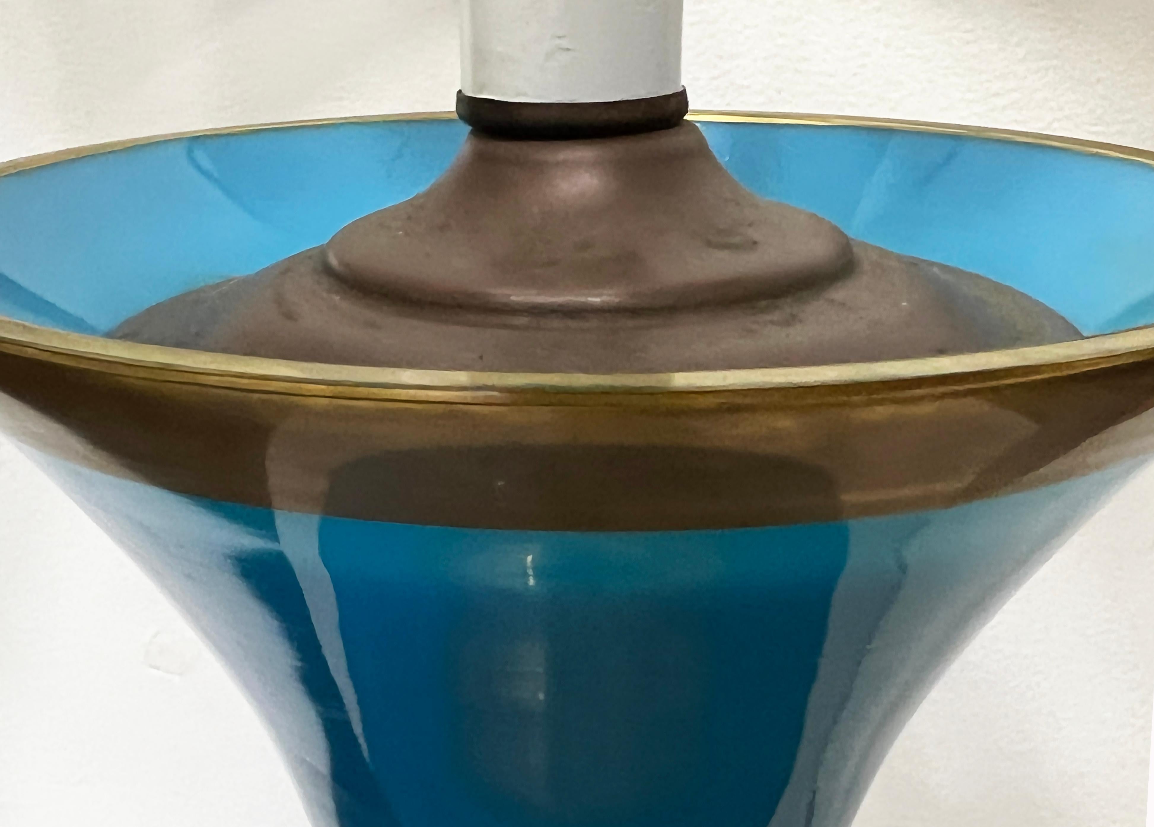 Milieu du XXe siècle Paire de lampes de table en verre opalin bleu des années 1950, avec détails dorés en vente
