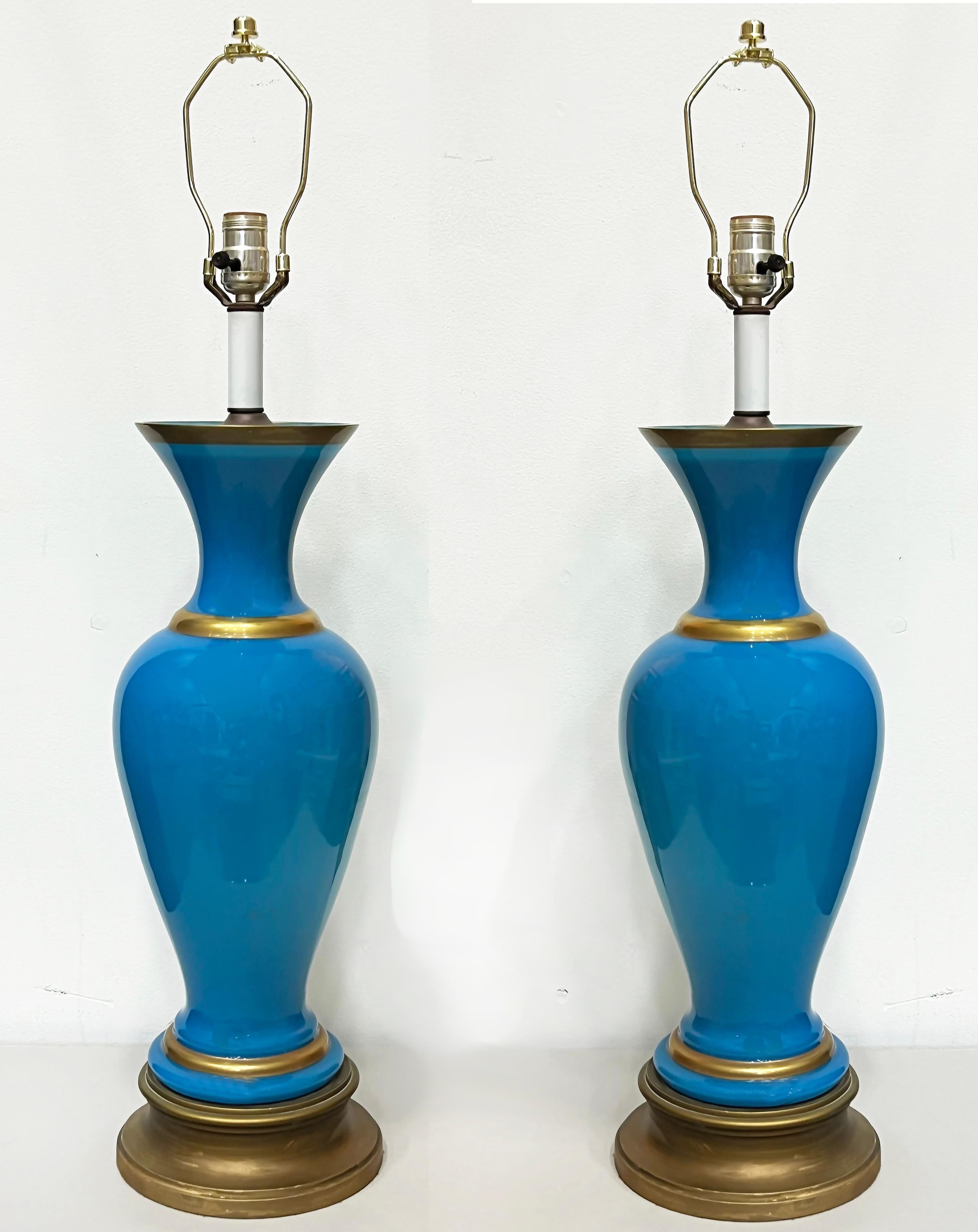 Laiton Paire de lampes de table en verre opalin bleu des années 1950, avec détails dorés en vente