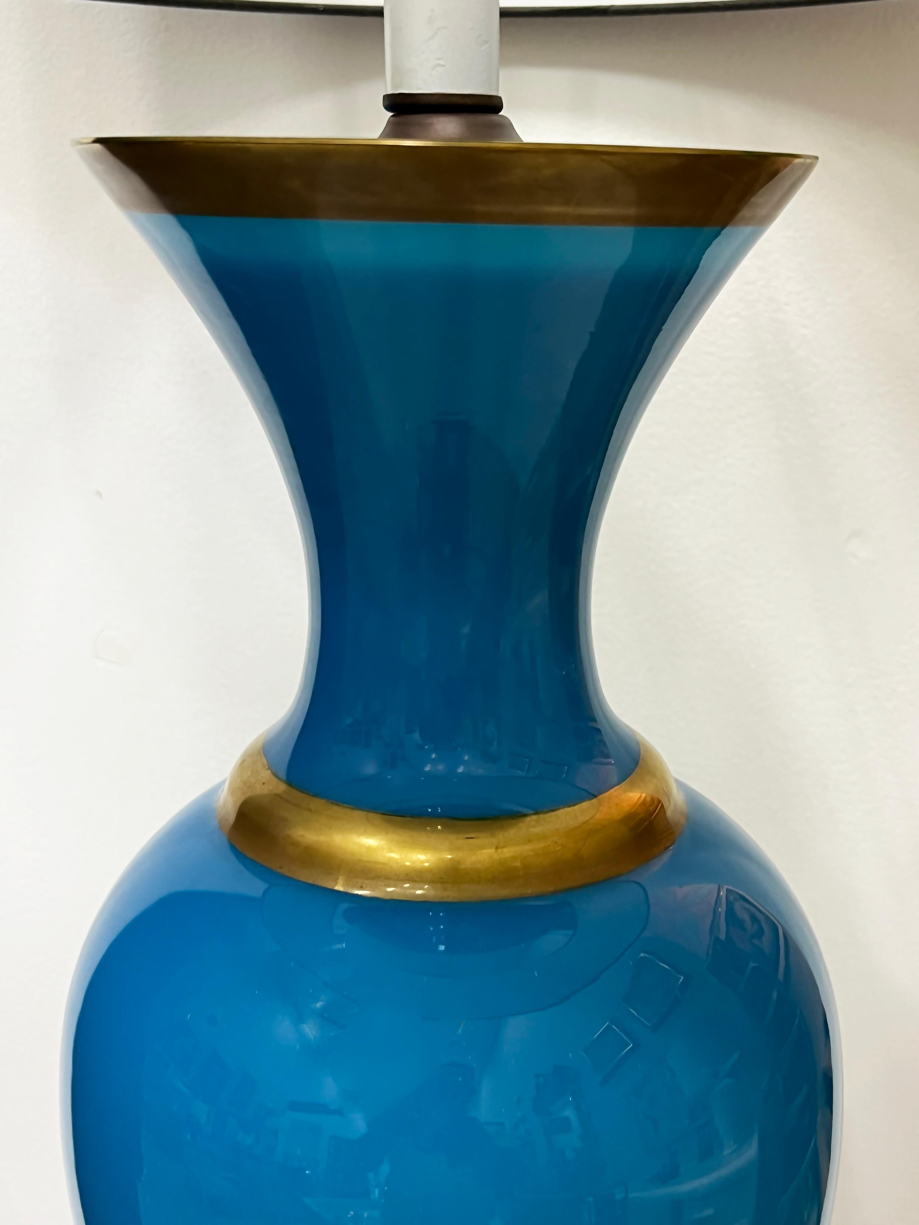 Paire de lampes de table en verre opalin bleu des années 1950, avec détails dorés en vente 1