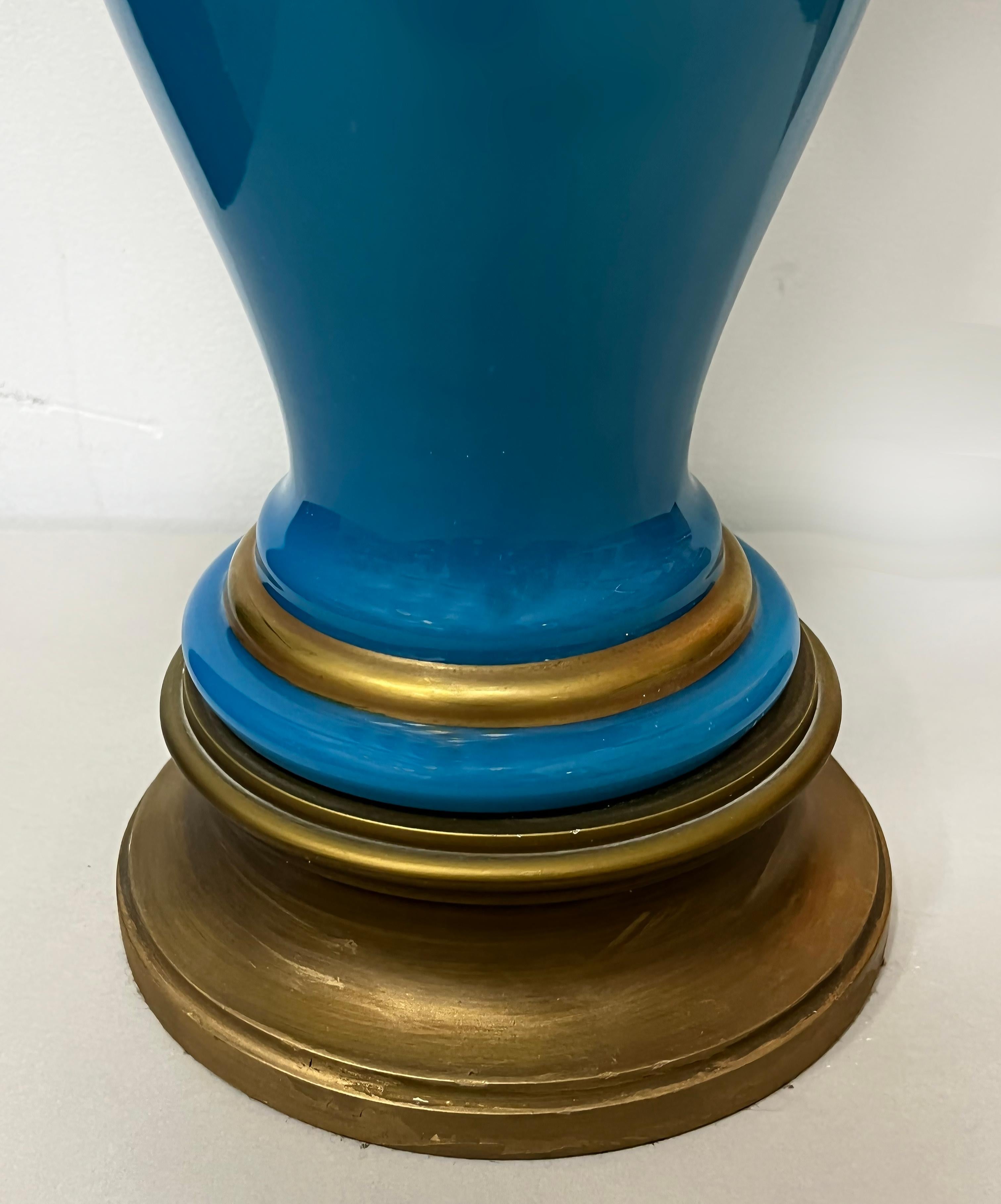 Paire de lampes de table en verre opalin bleu des années 1950, avec détails dorés en vente 2