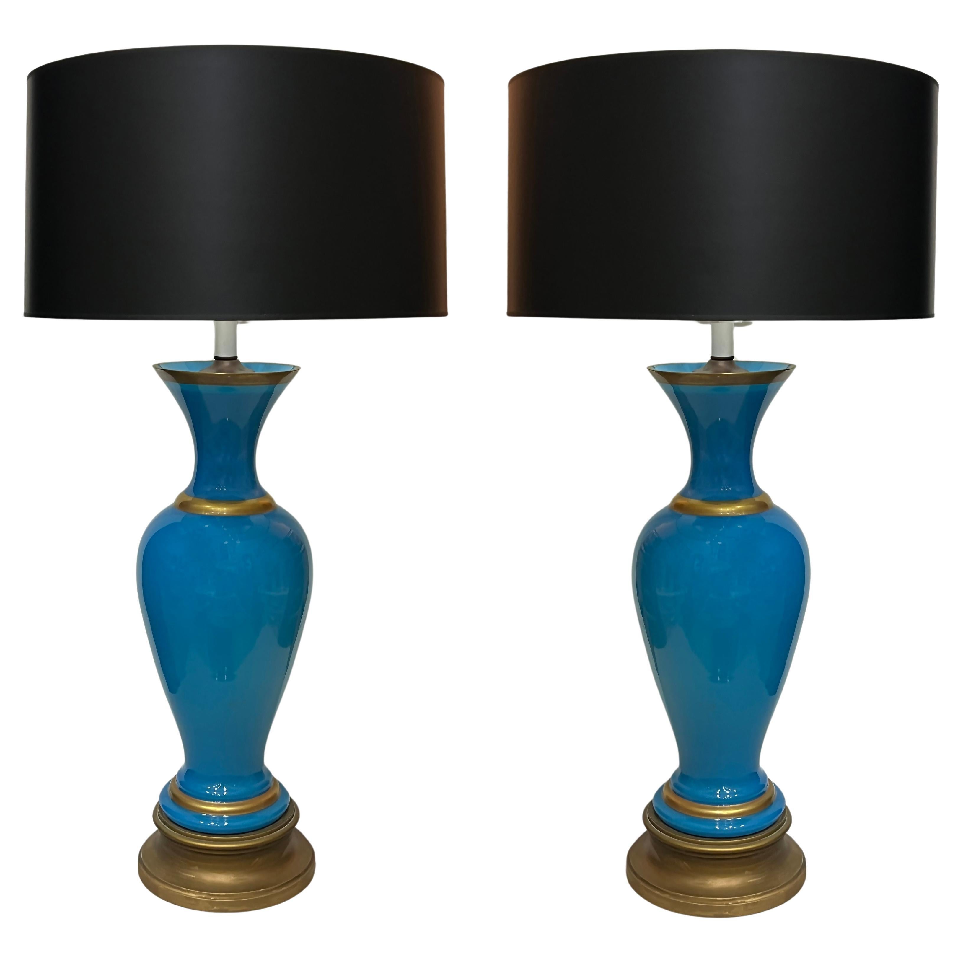 Paire de lampes de table en verre opalin bleu des années 1950, avec détails dorés en vente