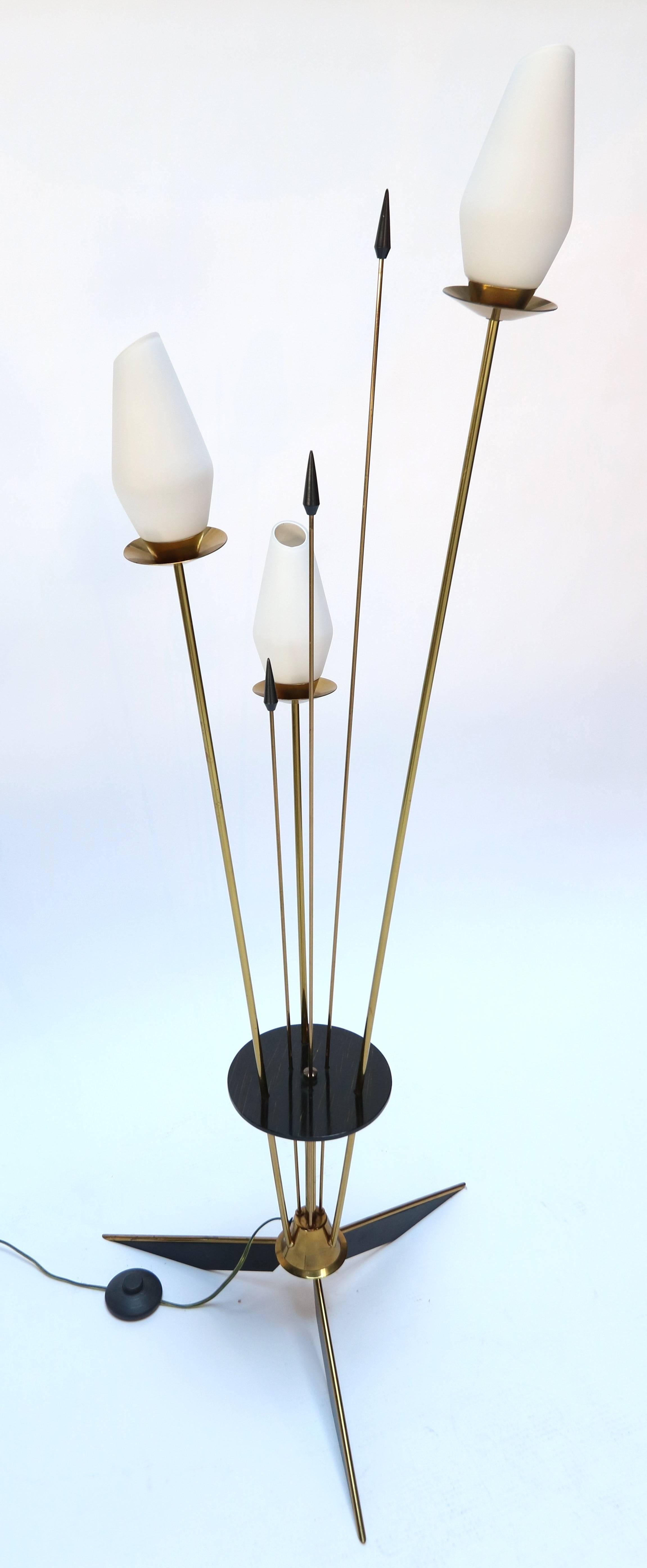 Lampadaire français en laiton et métal noir avec 3 lampes en verre blanc opaque, années 1950 en vente 1