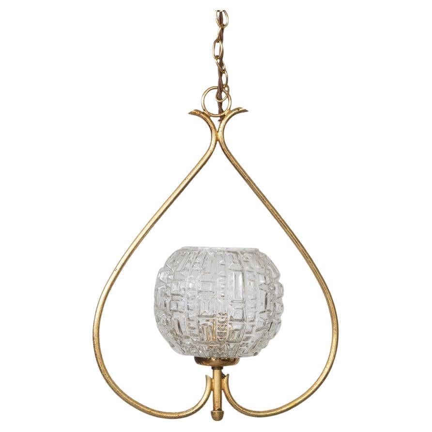 Lampada a sospensione francese in ottone e vetro degli anni '50