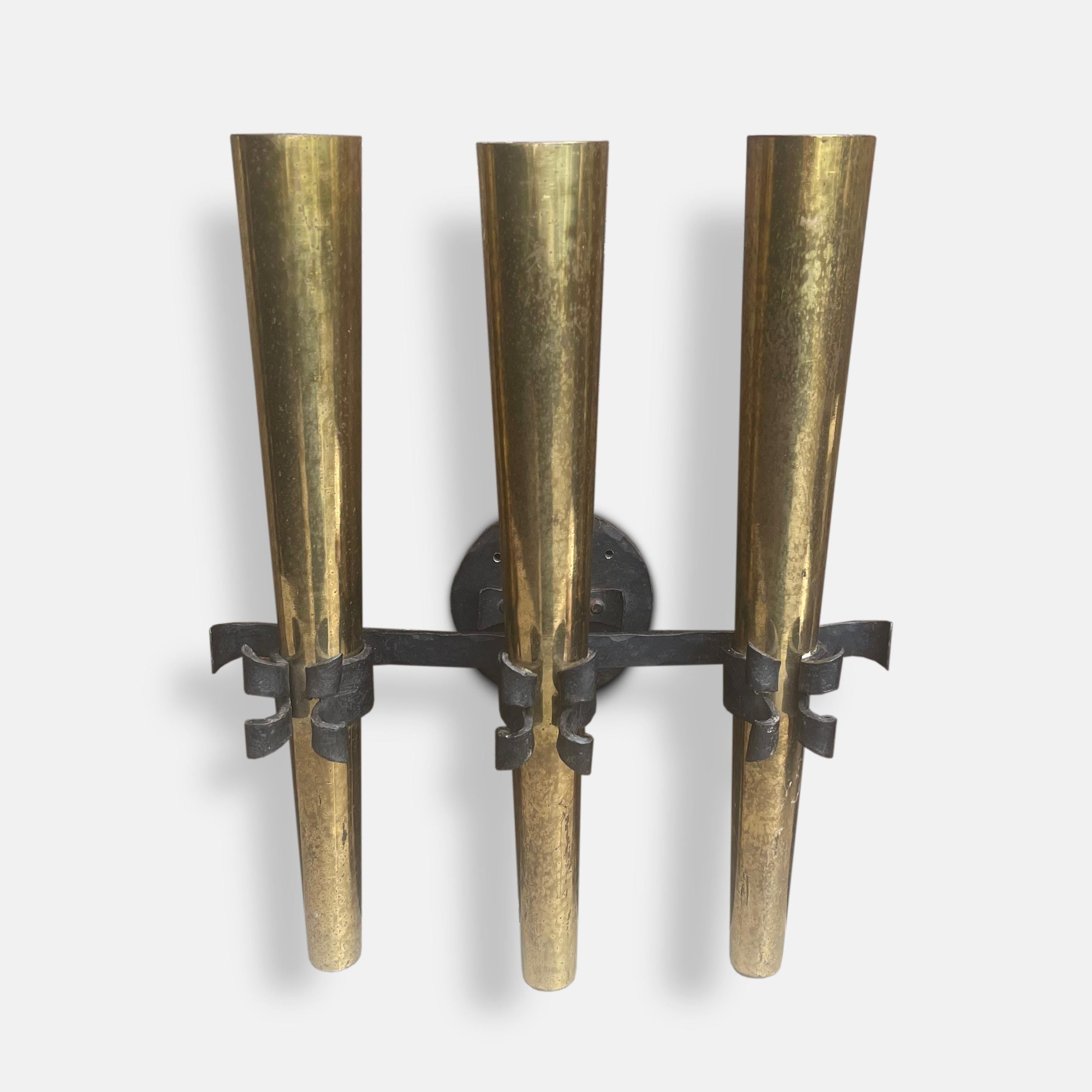 Laiton Applique Torchière en laiton et fer forgé des années 1950 en vente