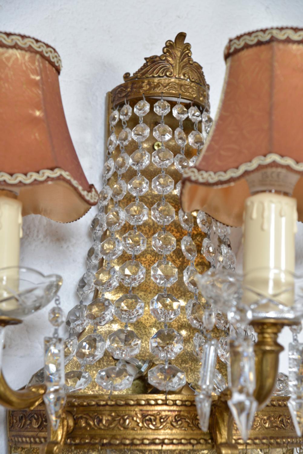 1950s French Brass Crystal Gilt Chandelier Wall Light Sconces Set of 4 Regency en vente 3