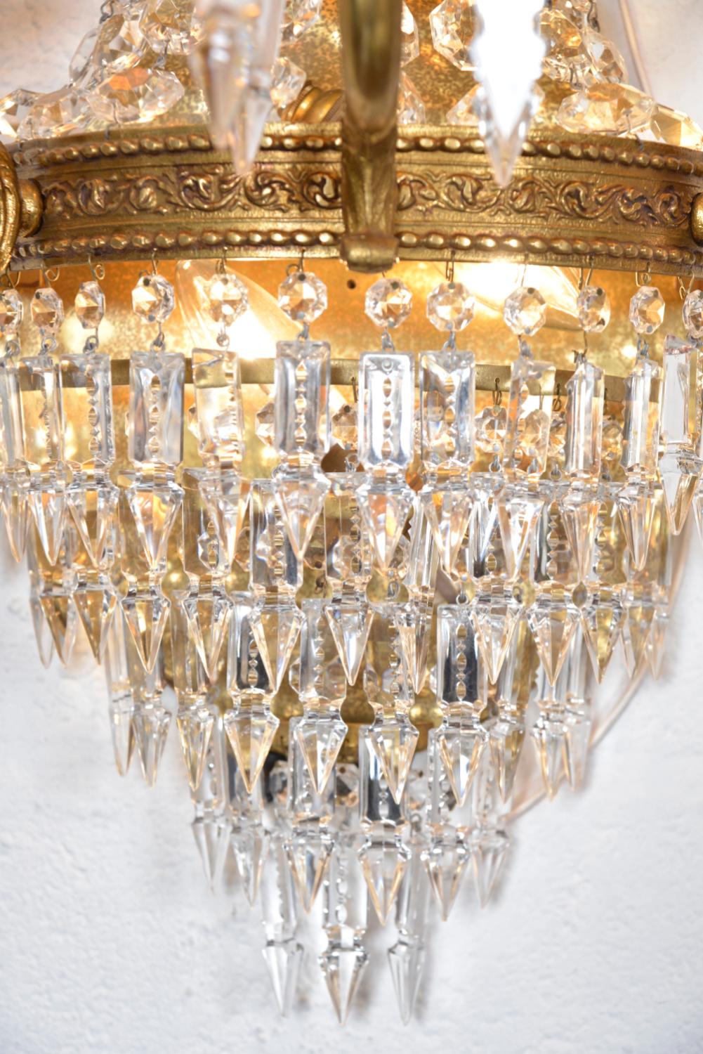 1950s French Brass Crystal Gilt Chandelier Wall Light Sconces Set of 4 Regency en vente 4