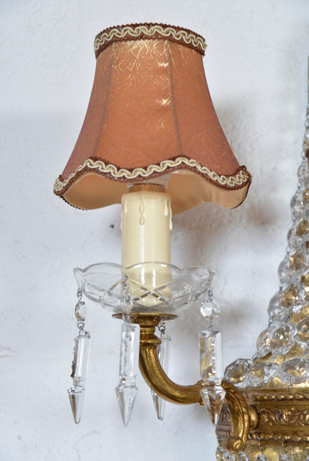 1950s French Brass Crystal Gilt Chandelier Wall Light Sconces Set of 4 Regency en vente 5