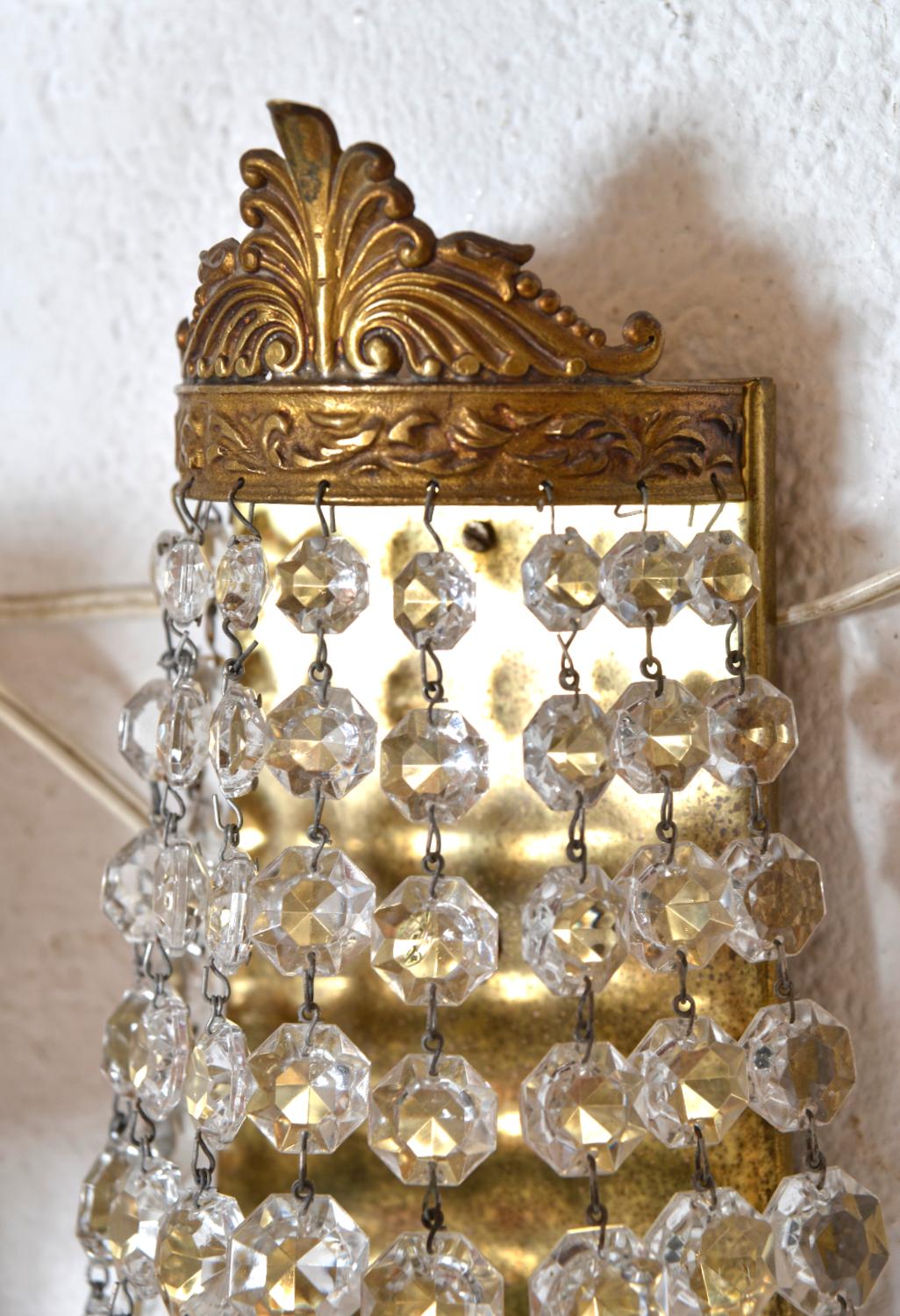 1950s French Brass Crystal Gilt Chandelier Wall Light Sconces Set of 4 Regency en vente 8