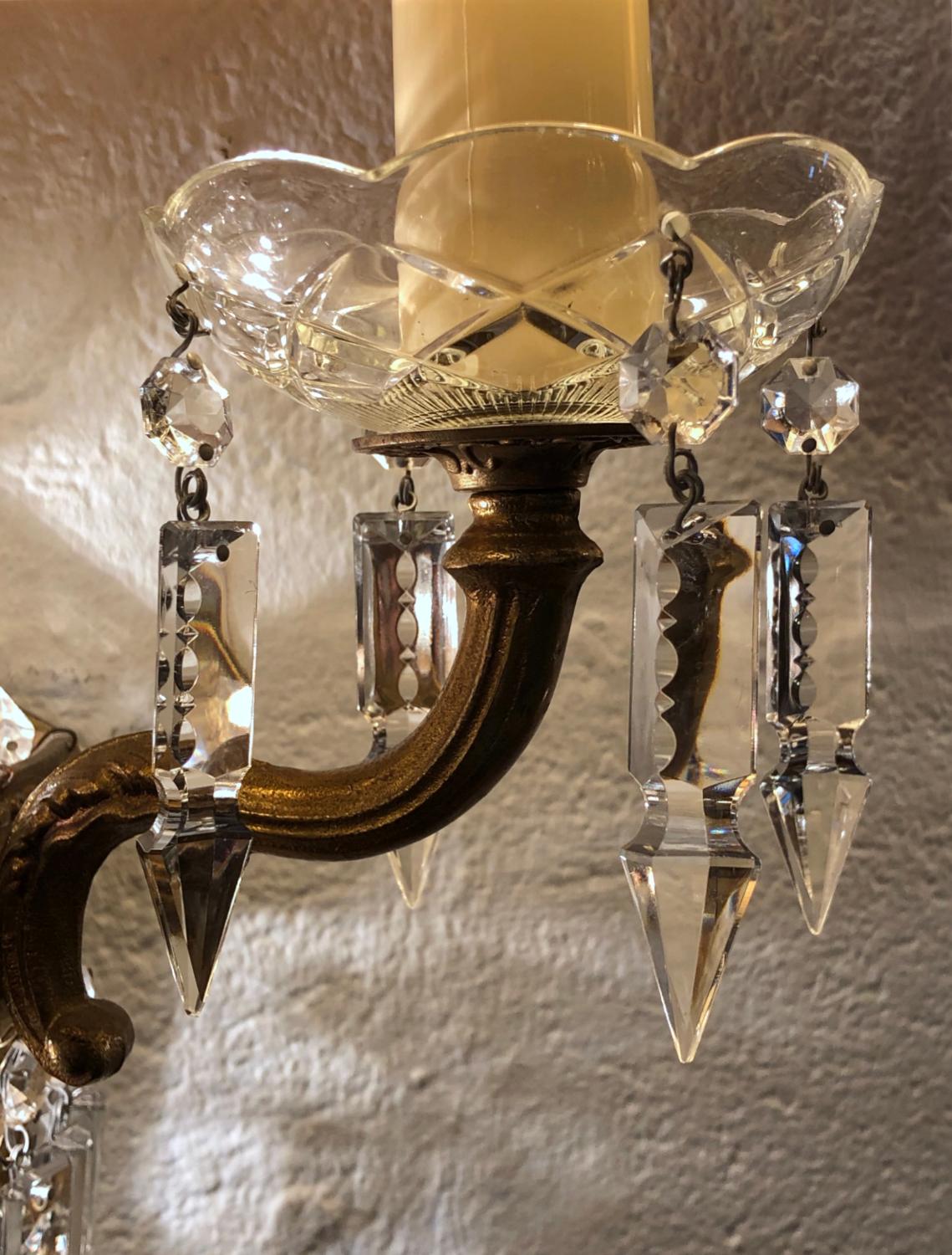 1950s French Brass Crystal Gilt Chandelier Wall Light Sconces Set of 4 Regency en vente 9