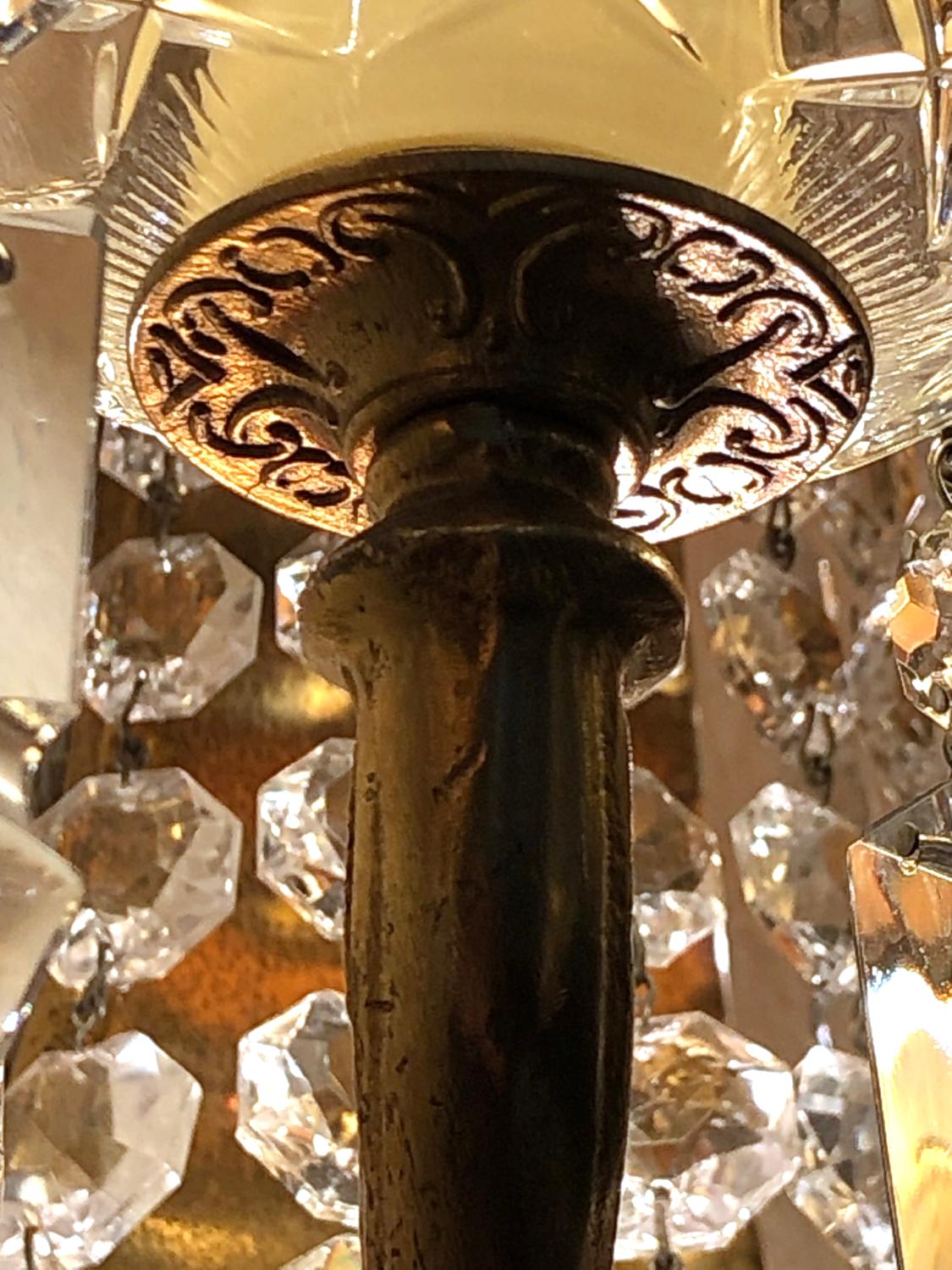 1950s French Brass Crystal Gilt Chandelier Wall Light Sconces Set of 4 Regency en vente 10