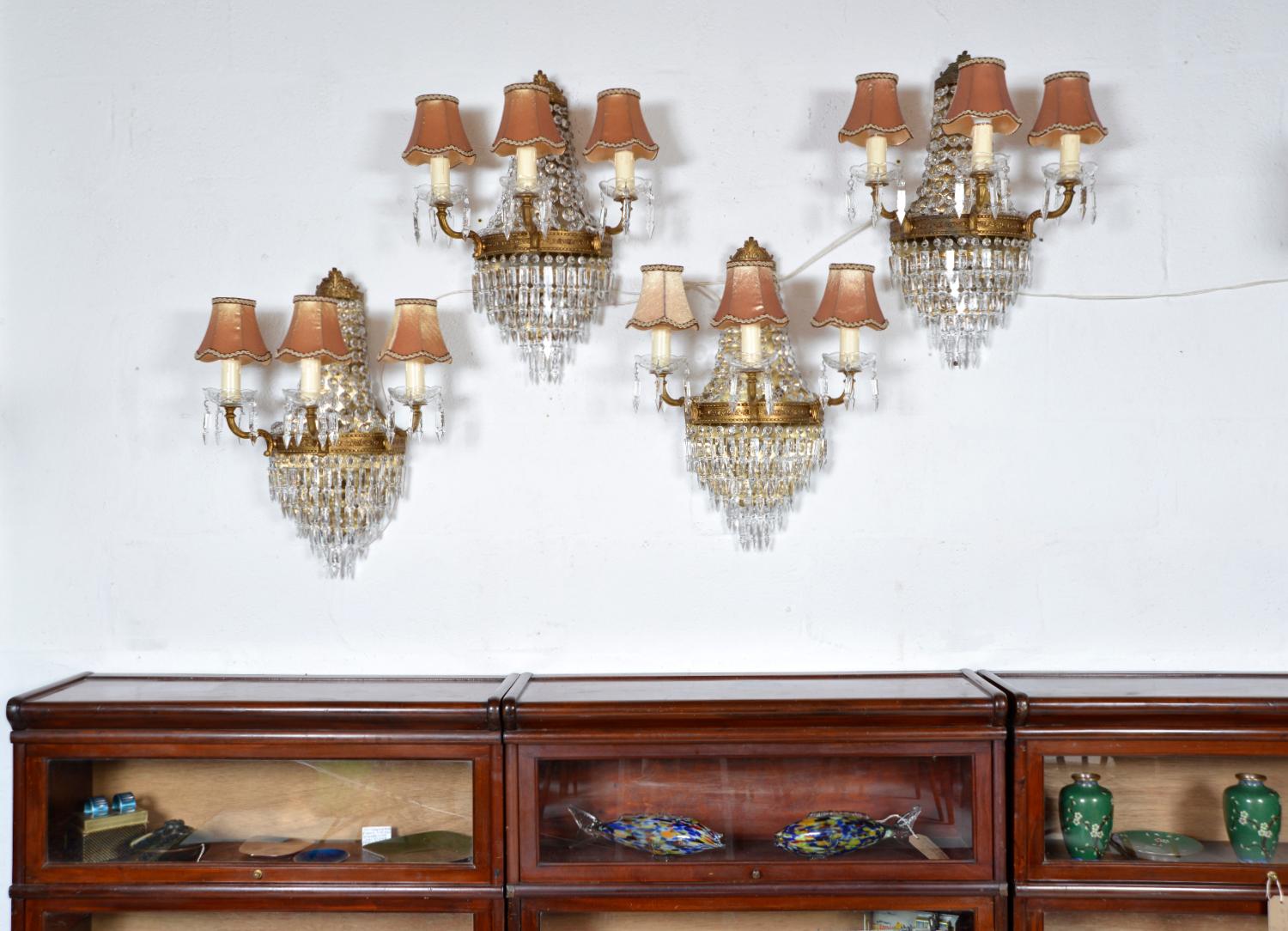 Moulage 1950s French Brass Crystal Gilt Chandelier Wall Light Sconces Set of 4 Regency en vente