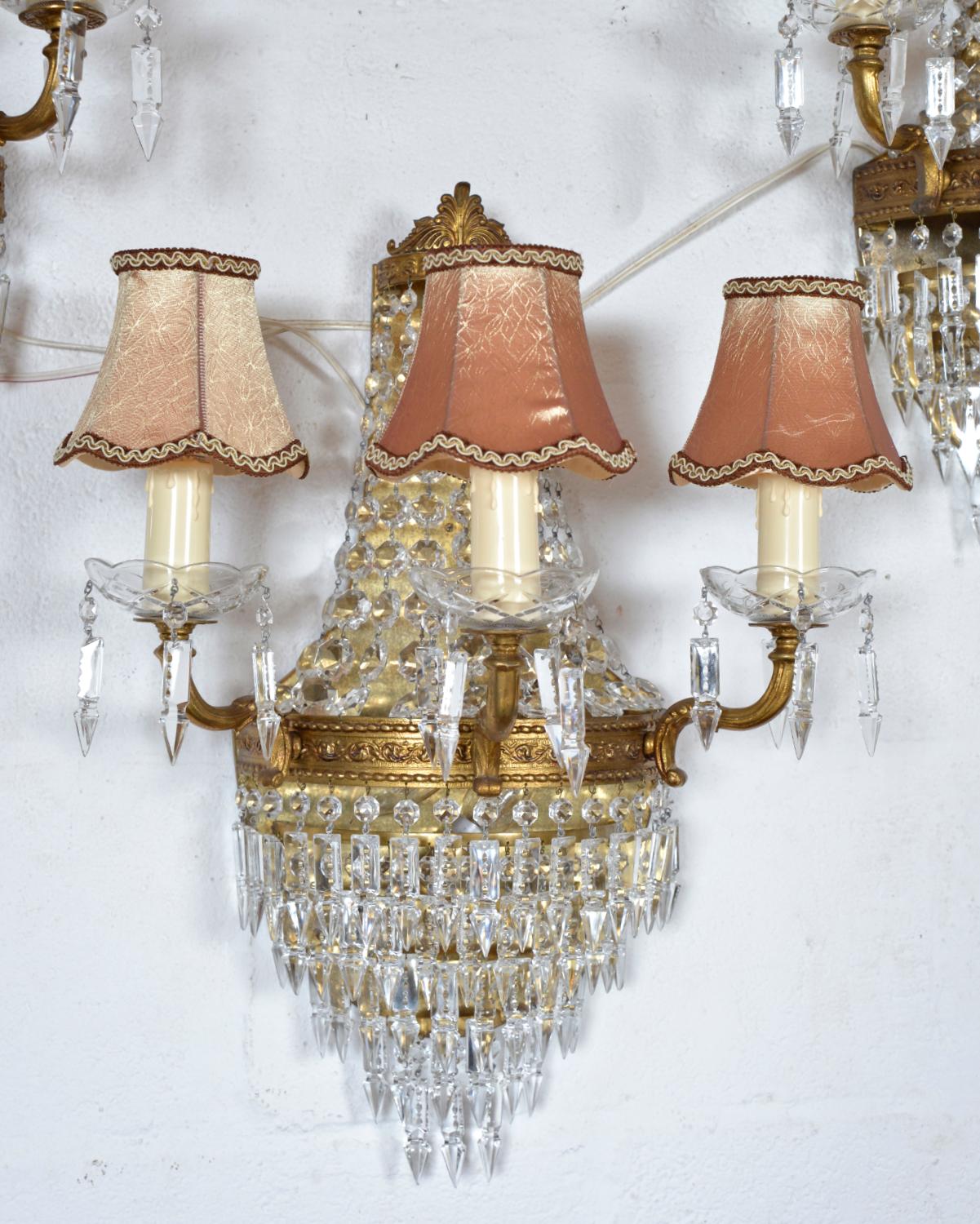 1950s French Brass Crystal Gilt Chandelier Wall Light Sconces Set of 4 Regency en vente 1