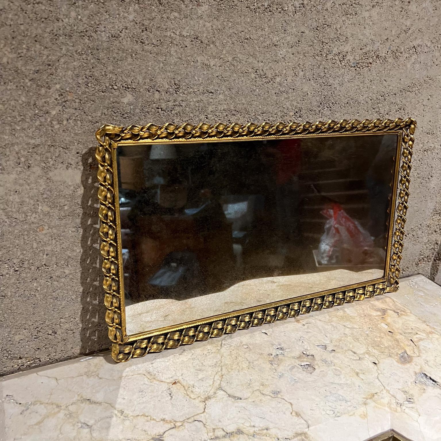 Vassoio francese per vanità Specchio in ottone
 1 H. x 19,5 L. x 11,5 D.
condizioni originali d'epoca
fai riferimento a tutte le immagini