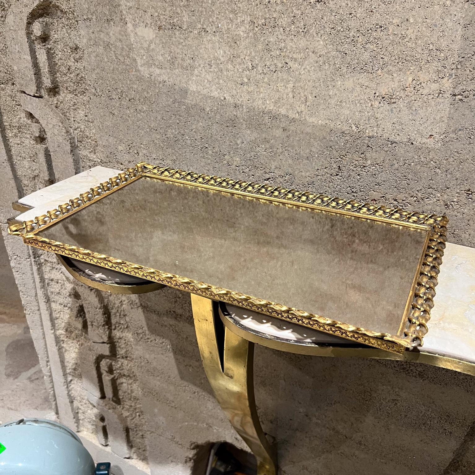 Vassoio da toilette con specchio francese in ottone del 1950 in vendita 1