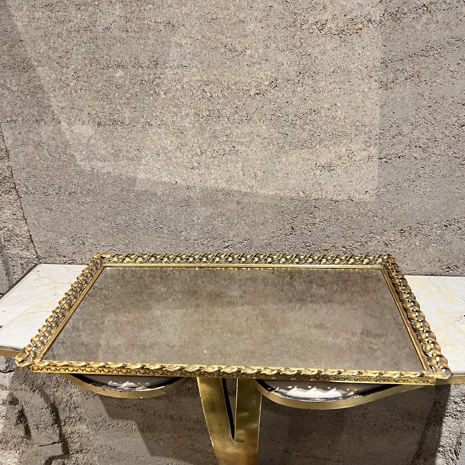 Vassoio da toilette con specchio francese in ottone del 1950 in vendita 2