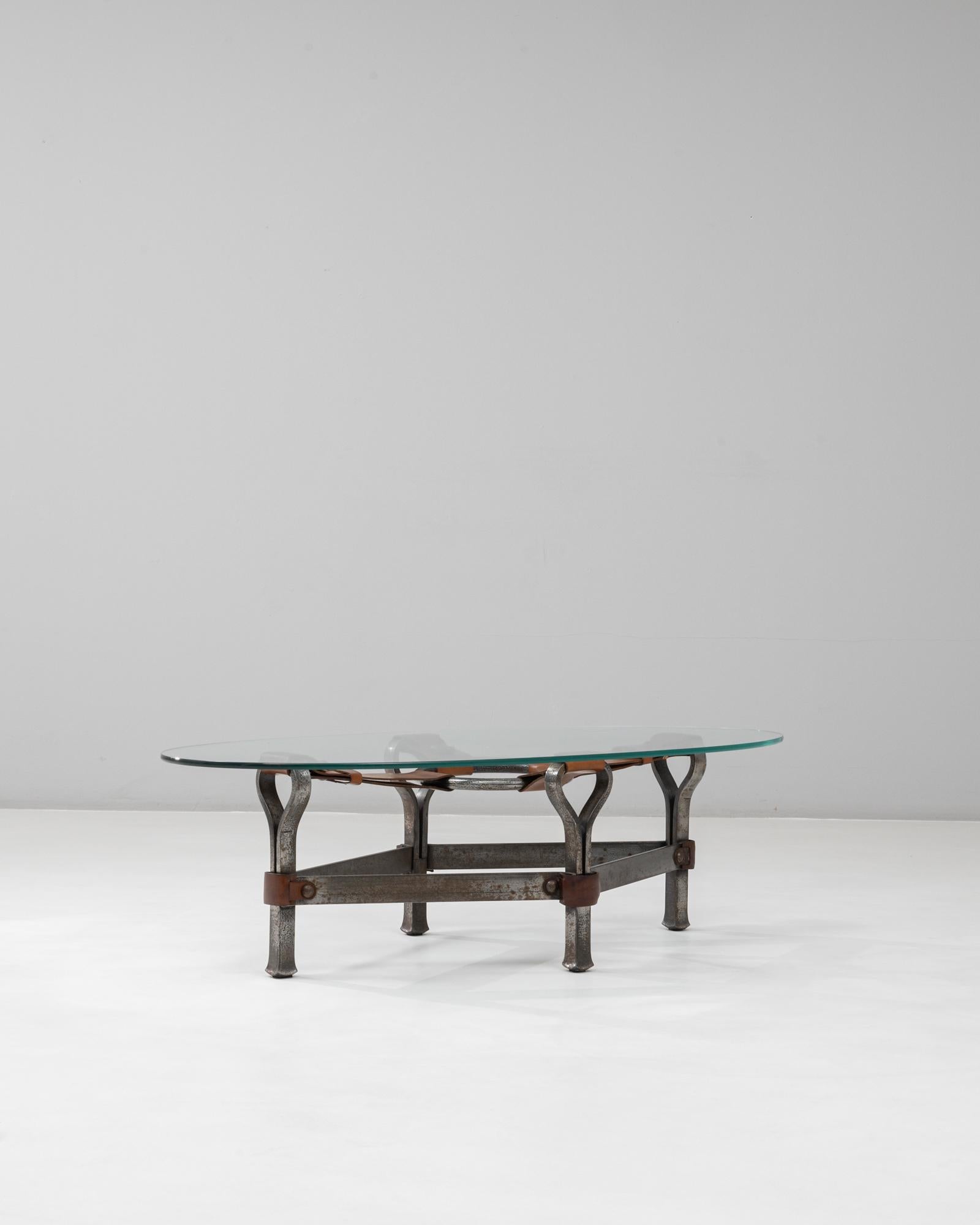 Français Table basse en verre brutaliste française des années 1950 par Jacques Adnet en vente