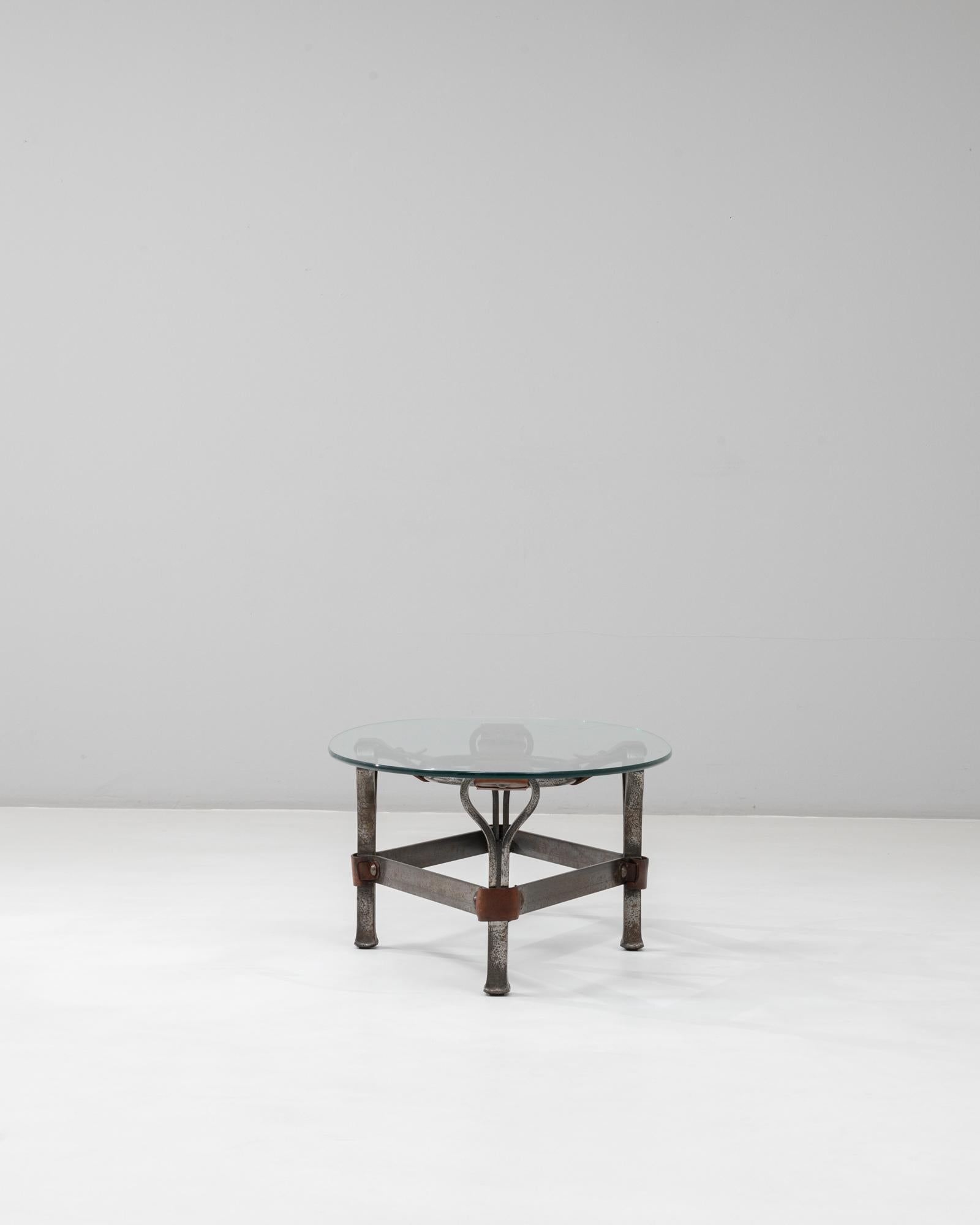 20ième siècle Table basse en verre brutaliste française des années 1950 par Jacques Adnet en vente