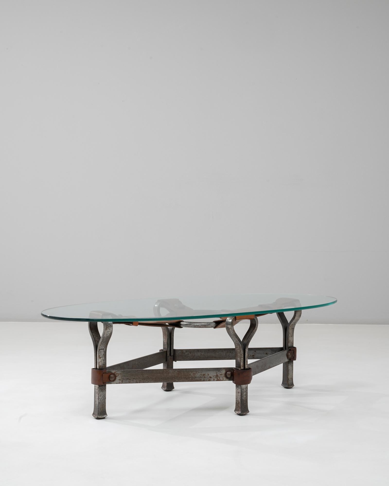Métal Table basse en verre brutaliste française des années 1950 par Jacques Adnet en vente