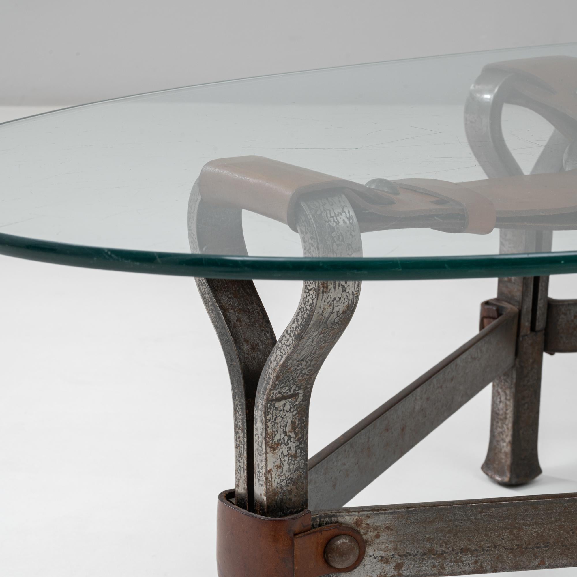 Table basse en verre brutaliste française des années 1950 par Jacques Adnet en vente 2