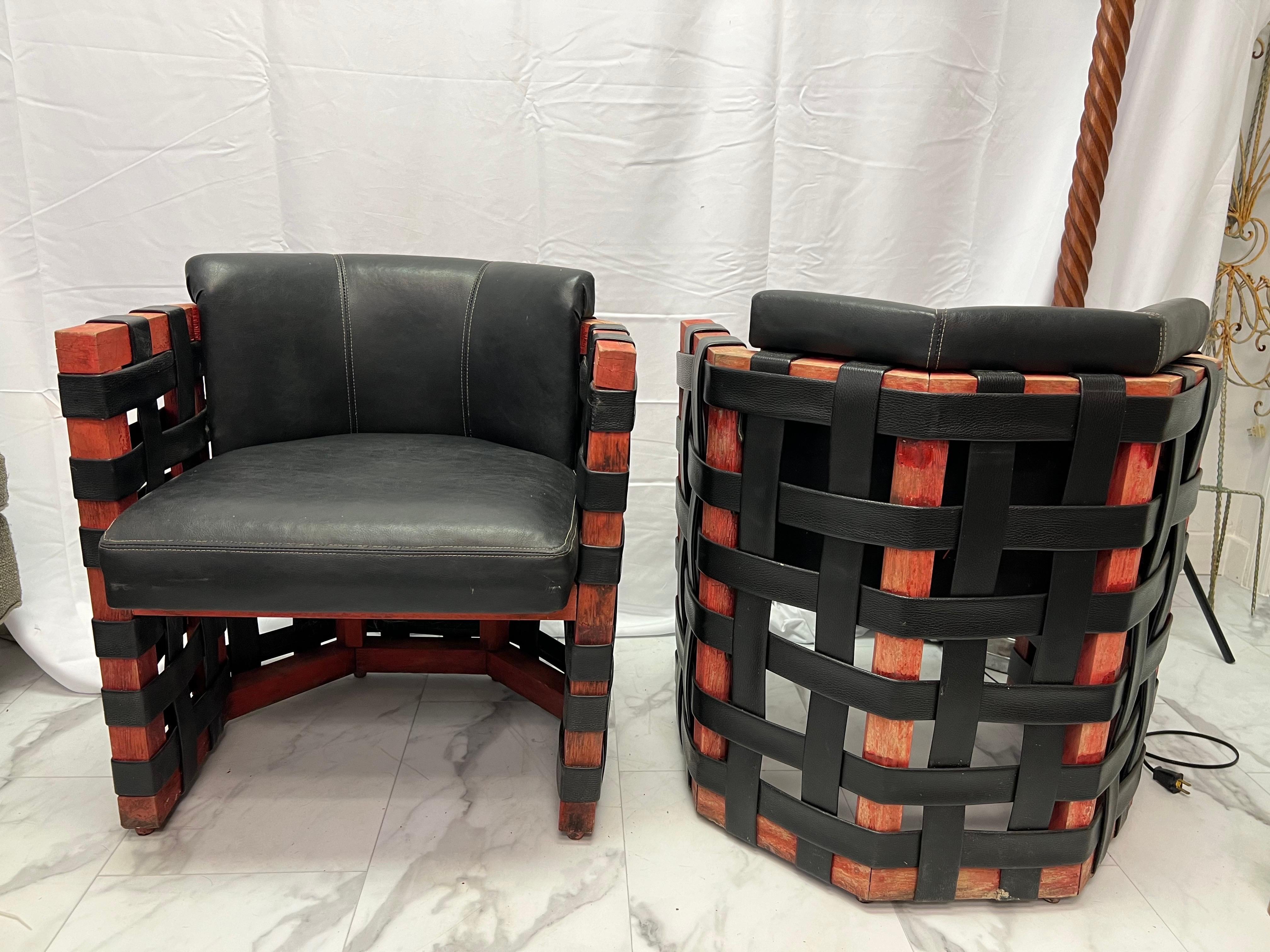 1950's French Brutalist Leder Strapping Barrel Chairs - ein Paar im Angebot 5