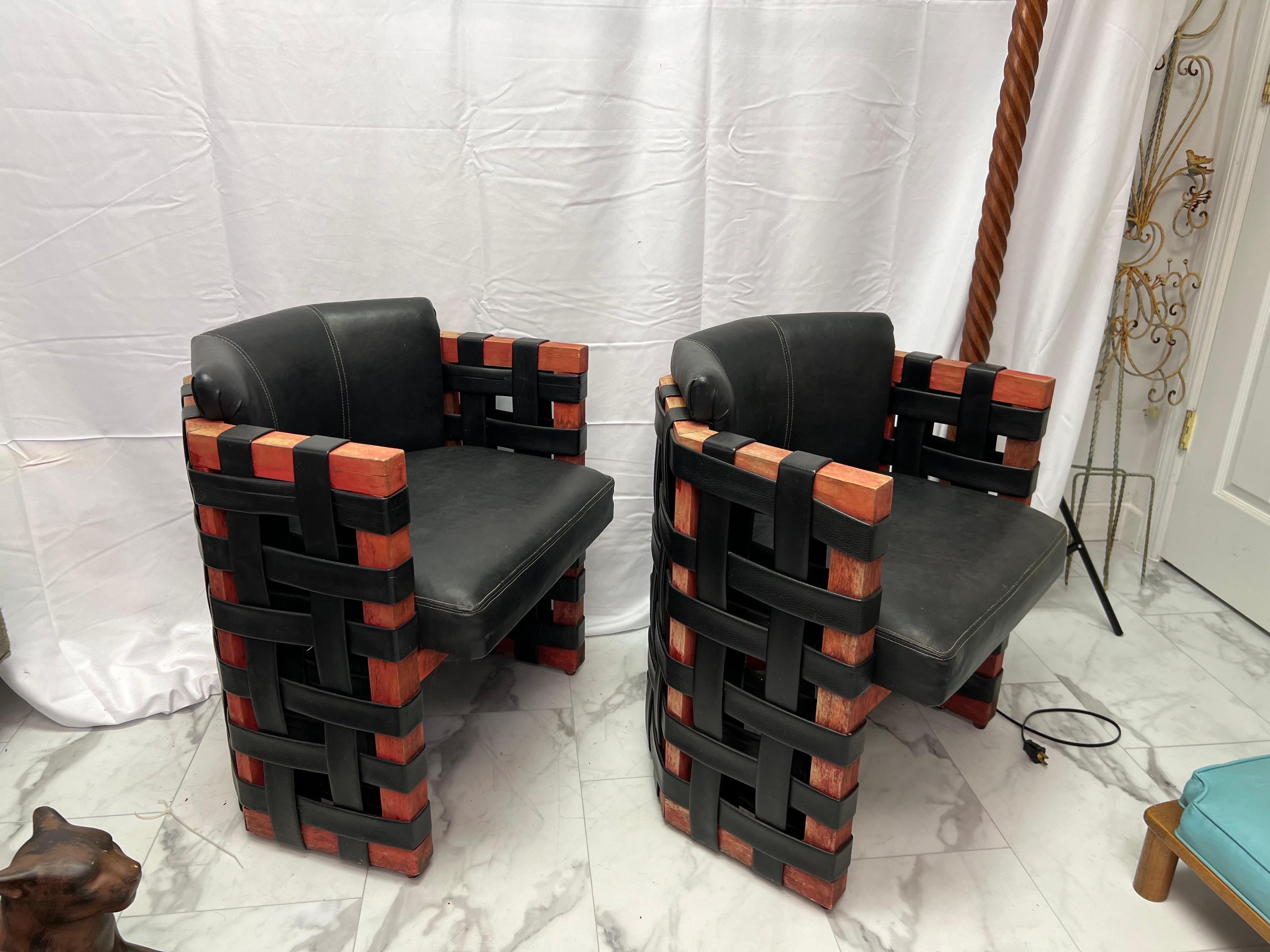 1950's French Brutalist Leder Strapping Barrel Chairs - ein Paar (20. Jahrhundert) im Angebot