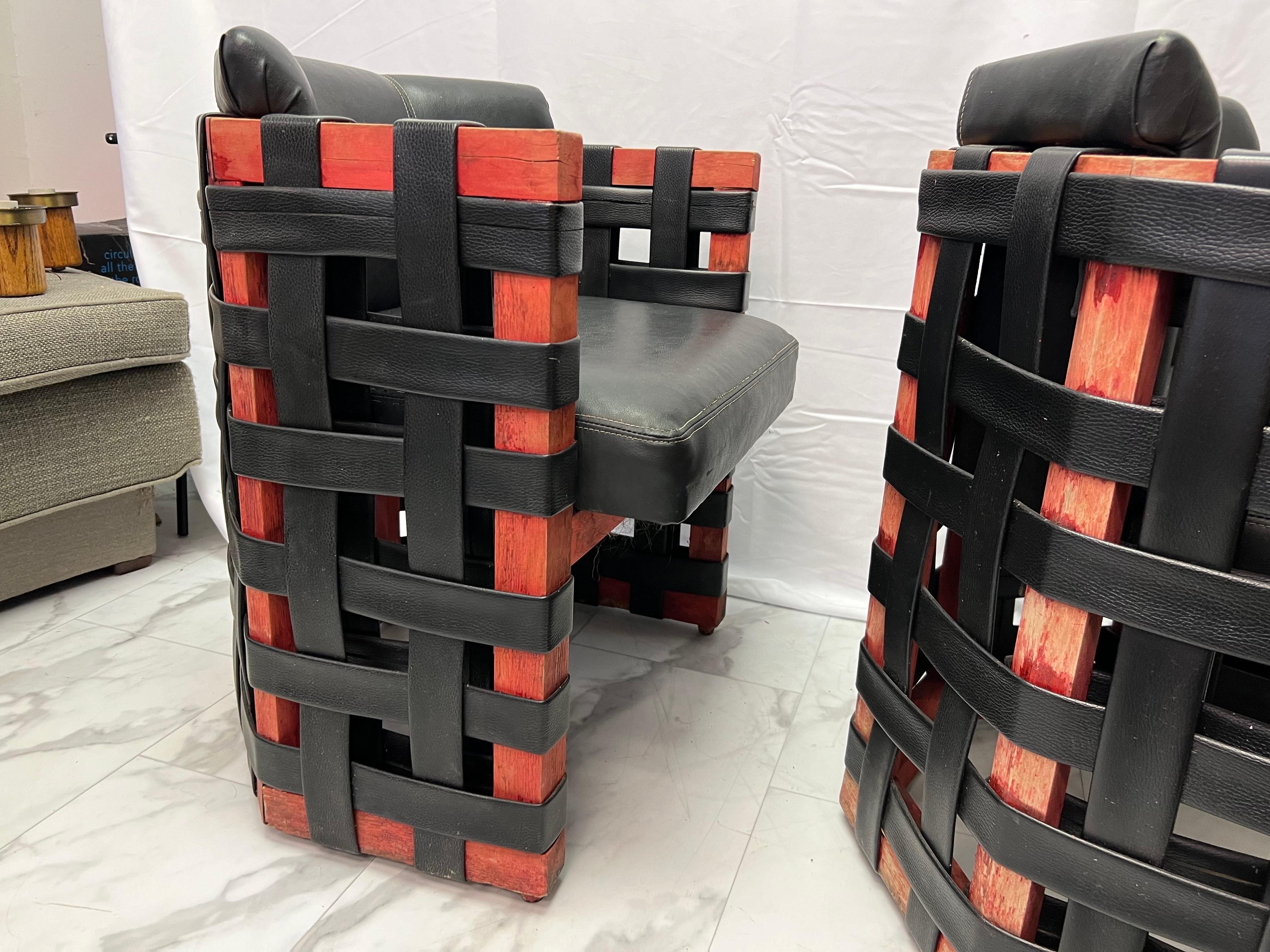 Cuir Paire de chaises barriques françaises brutalistes en cuir des années 1950 en vente