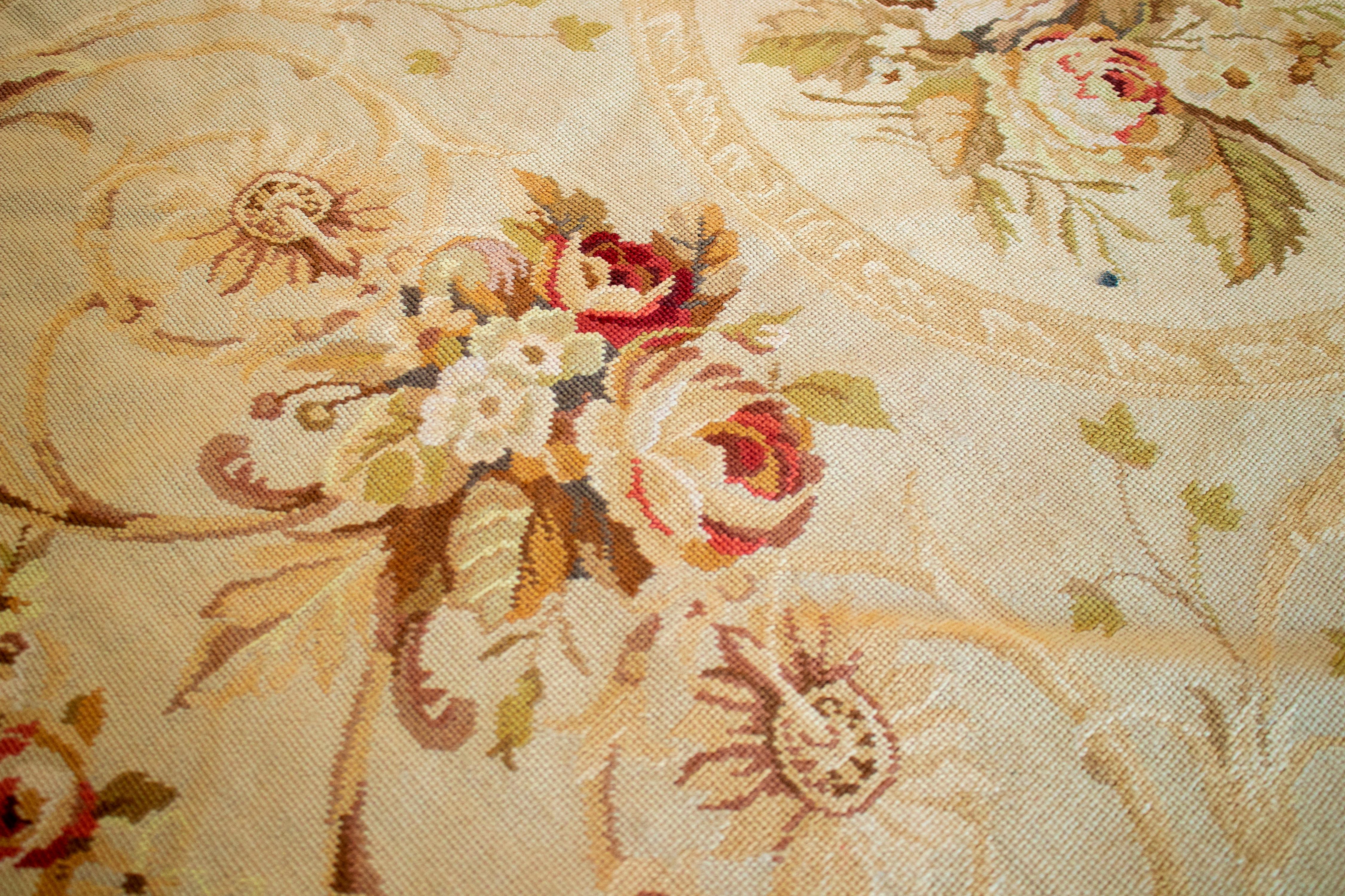 1950s French Carpet with Ochre Tones and Flower Decorations In Good Condition For Sale In Marbella, ES