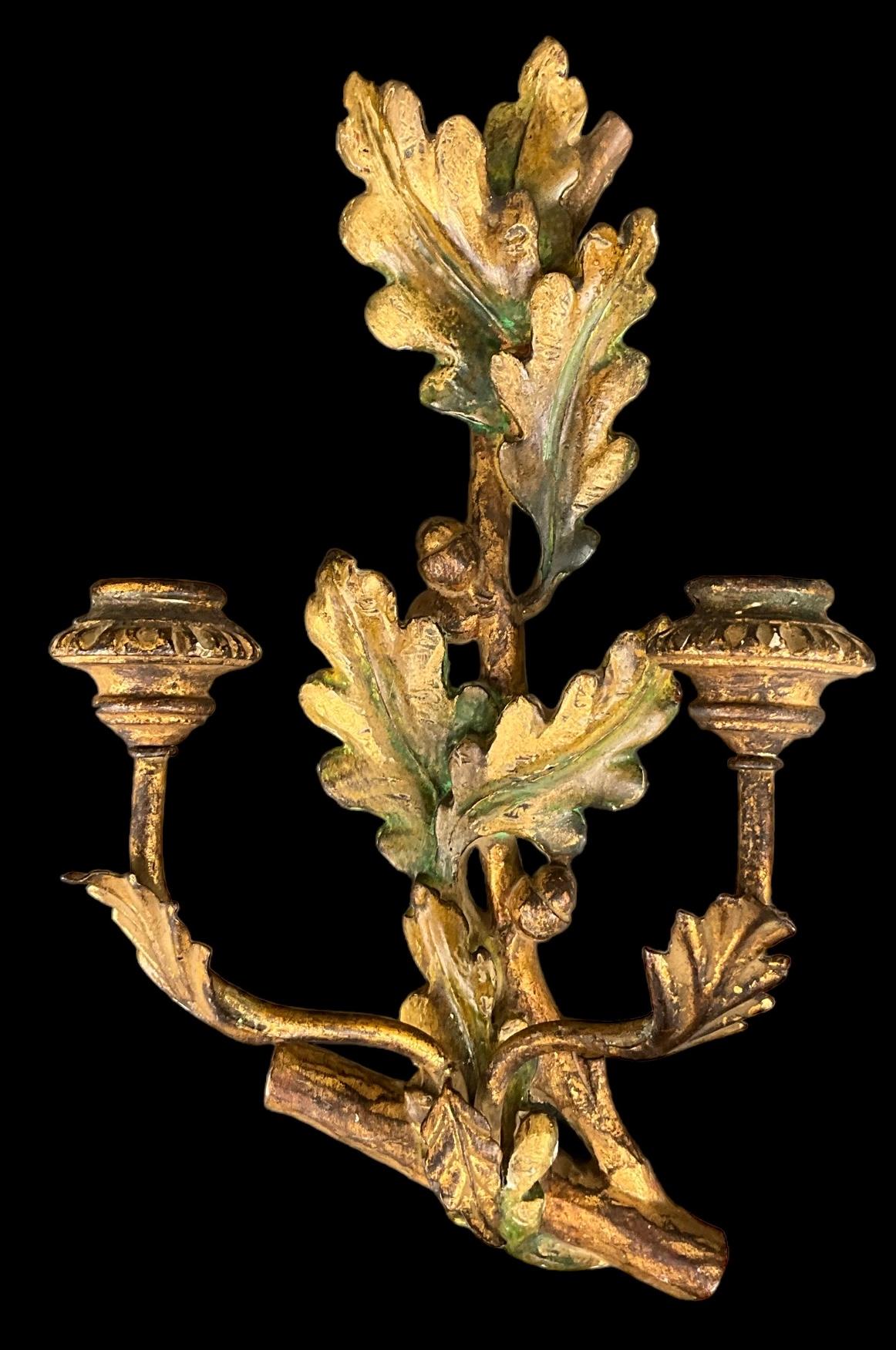 Mouvement esthétique Paire d'appliques en bois doré sculpté et peint à glands et feuilles - années 1950 en vente