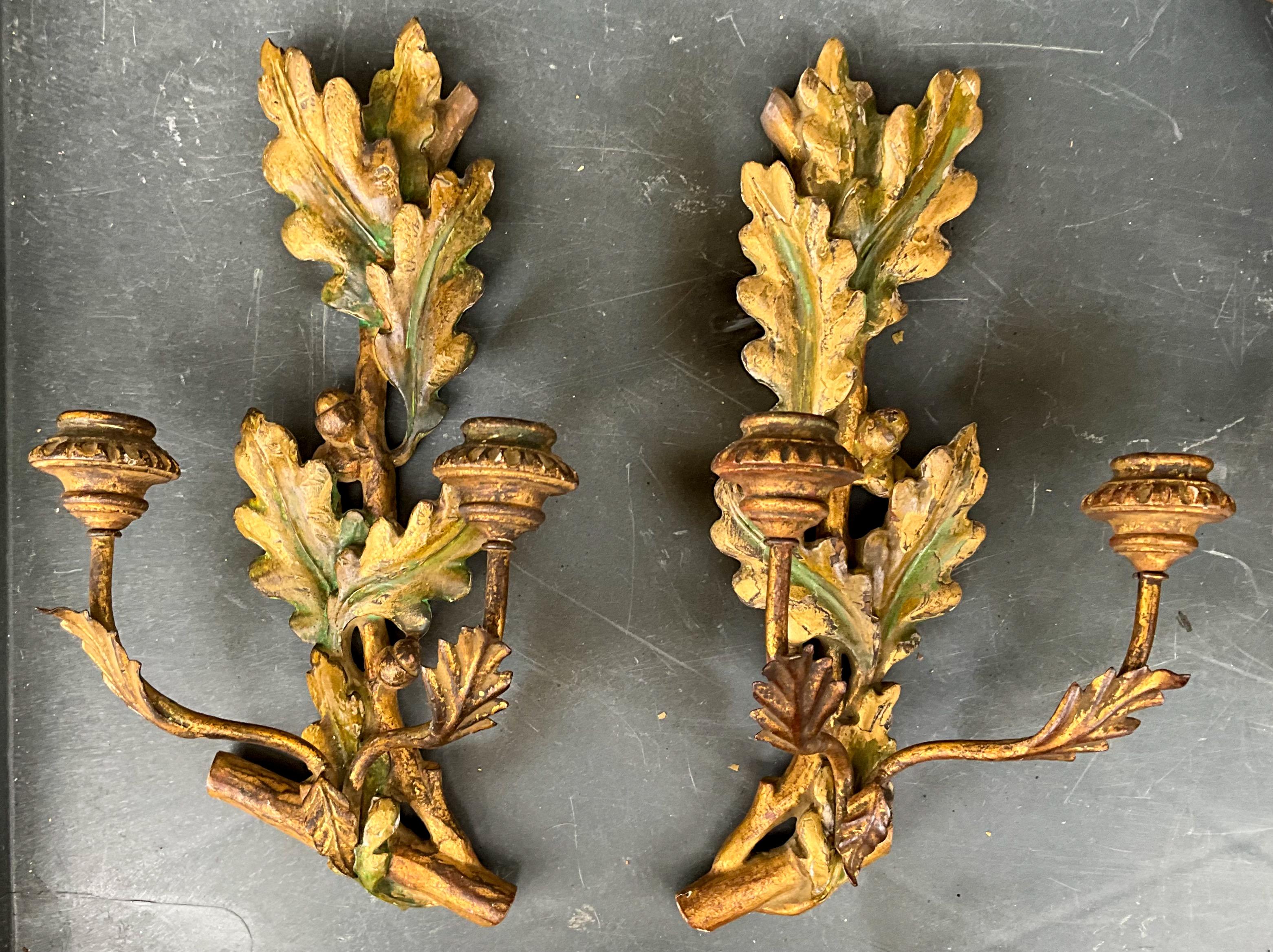 Milieu du XXe siècle Paire d'appliques en bois doré sculpté et peint à glands et feuilles - années 1950 en vente