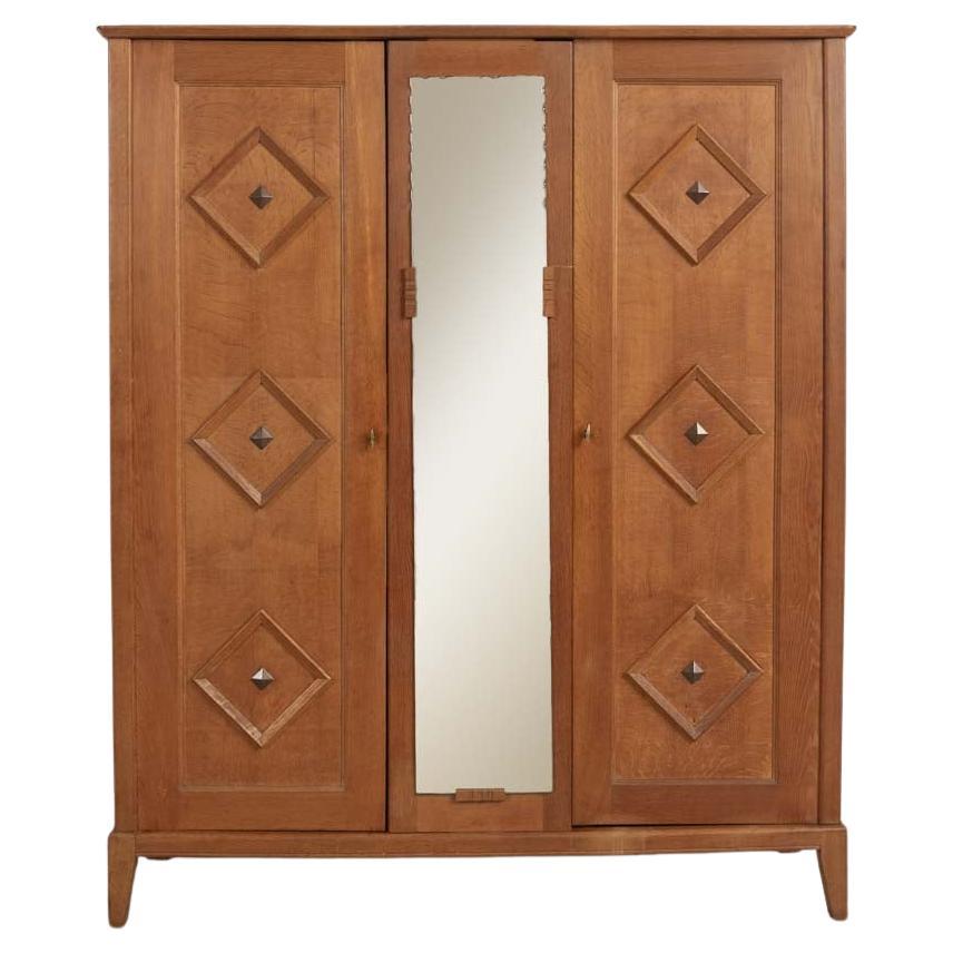 Armadio francese in legno intagliato degli anni '1950