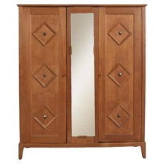 Armadio francese in legno intagliato degli anni '1950