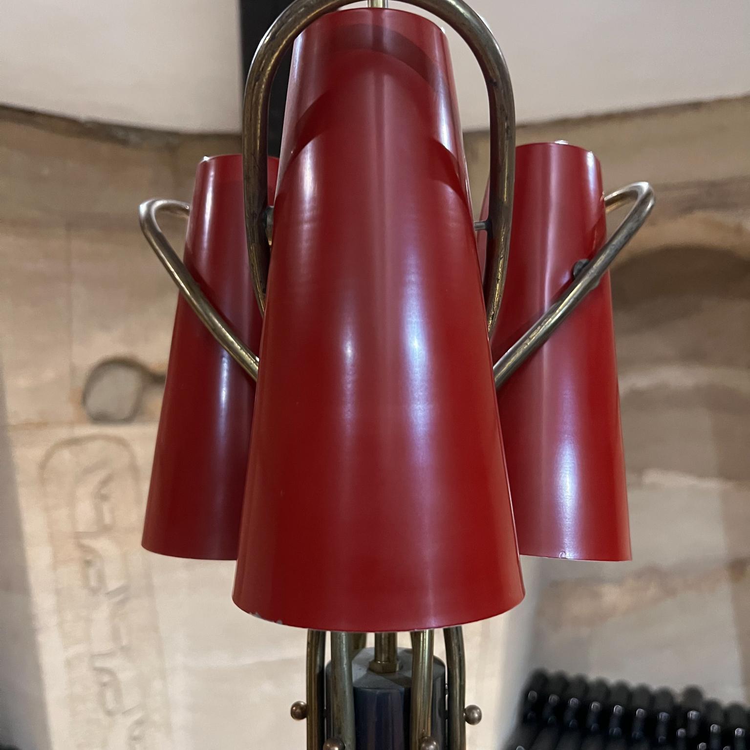 Lampadario francese anni '50 rosso a triplo cono stile Pierre Guariche Francia In condizioni buone in vendita a Chula Vista, CA