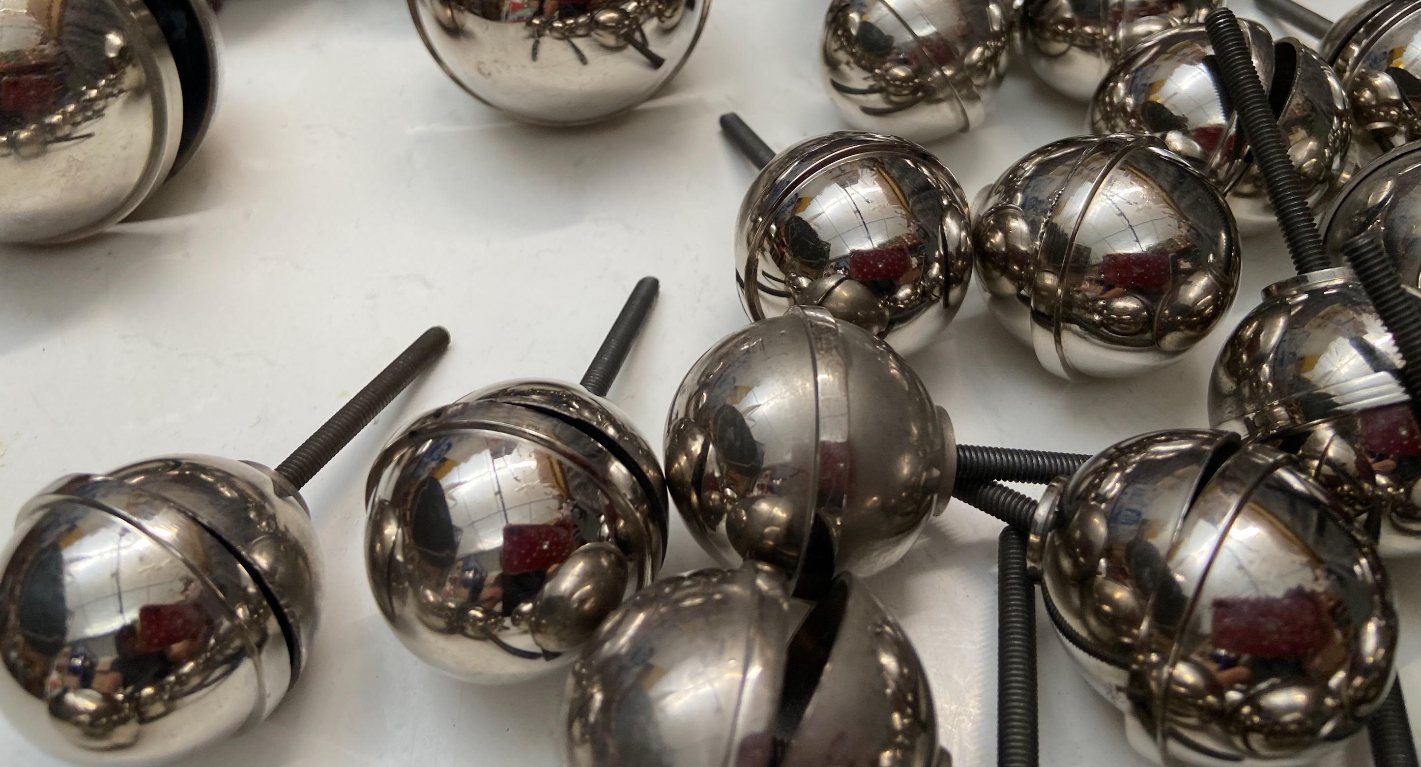 Pequeños tiradores cromados franceses de los años 50 para mesillas de noche, armarios, cajones ... Metal en venta