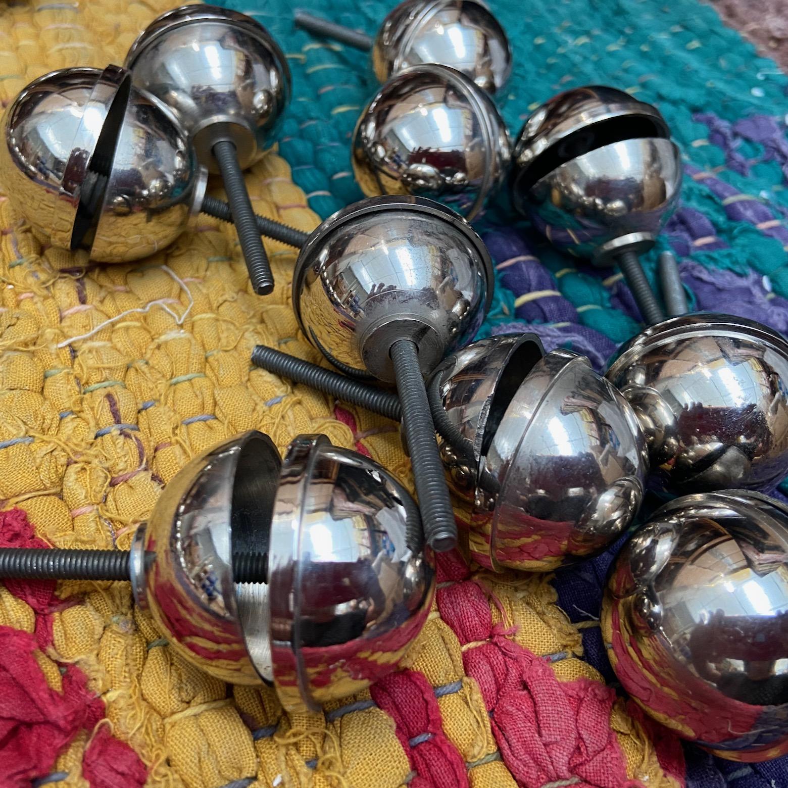 Pequeños tiradores cromados franceses de los años 50 para mesillas de noche, armarios, cajones ... Francés en venta