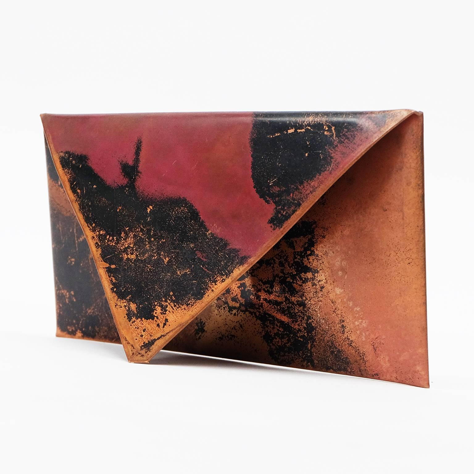 porte-lettres des années 1950 conçu et fabriqué en France.

Conception d'une enveloppe en cuivre courbé avec des détails en laiton et en émail.

Mesures : H 13 cm x L 24 cm x D 9 cm.