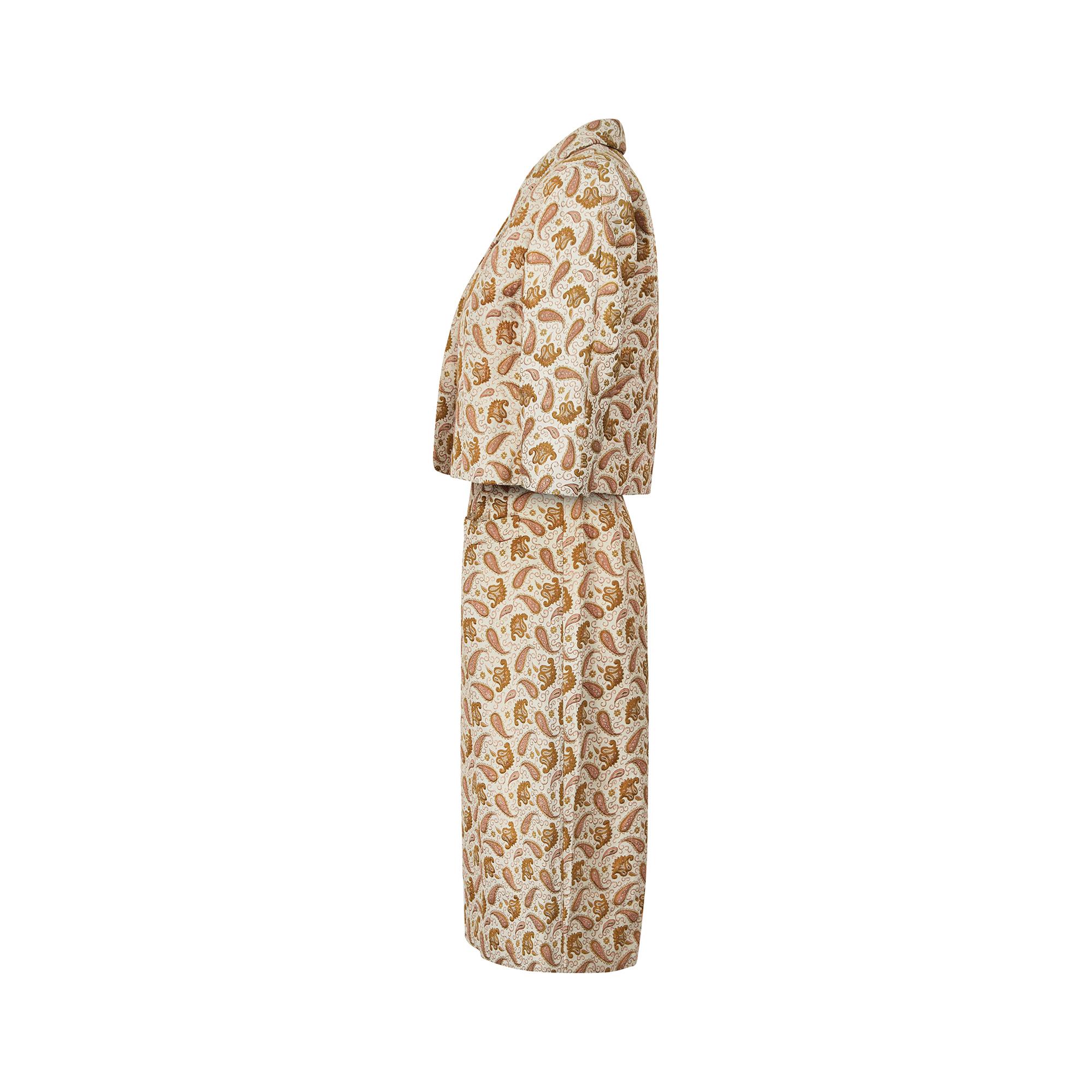Beige Ensemble robe et veste en brocart de soie Couture française des années 1950 en vente
