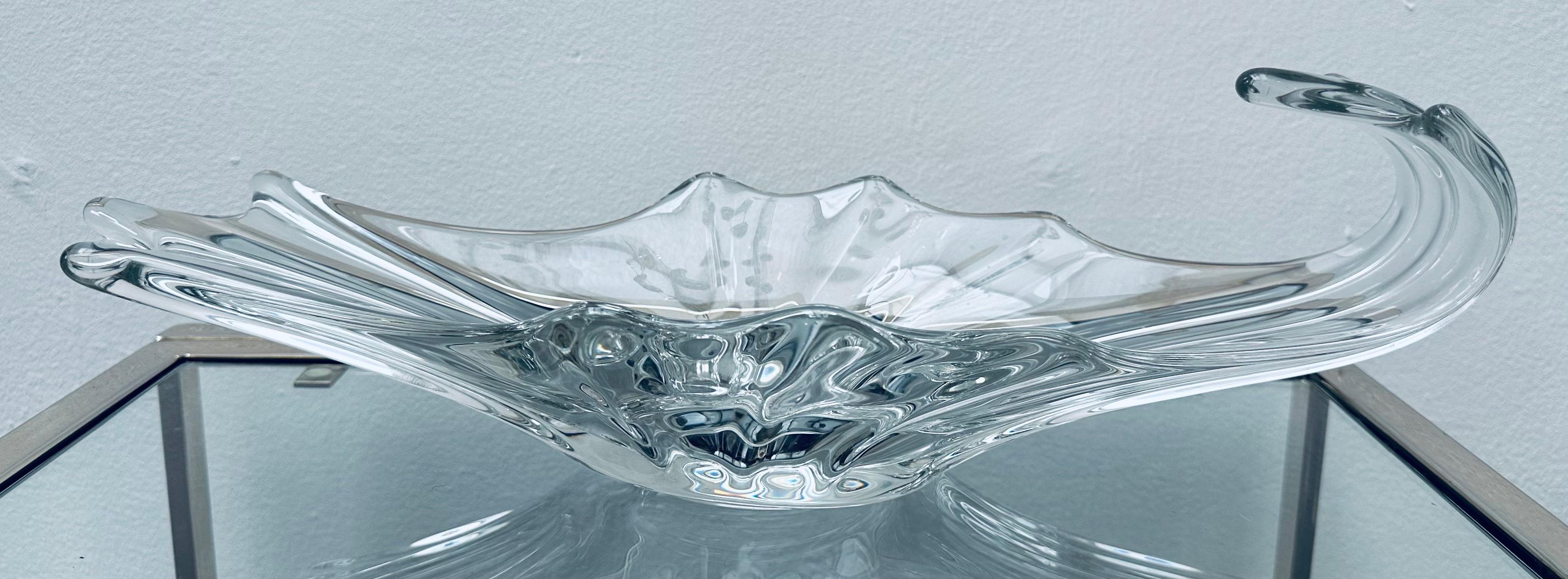 Coupe à fruits en verre d'art français des années 1950, centre de table, coupe en verre de cristal.  Le verre asymétrique en cristal clair a une forme de coquillage sur trois côtés et un design en forme de raz-de-marée sur l'autre, ce qui le rend