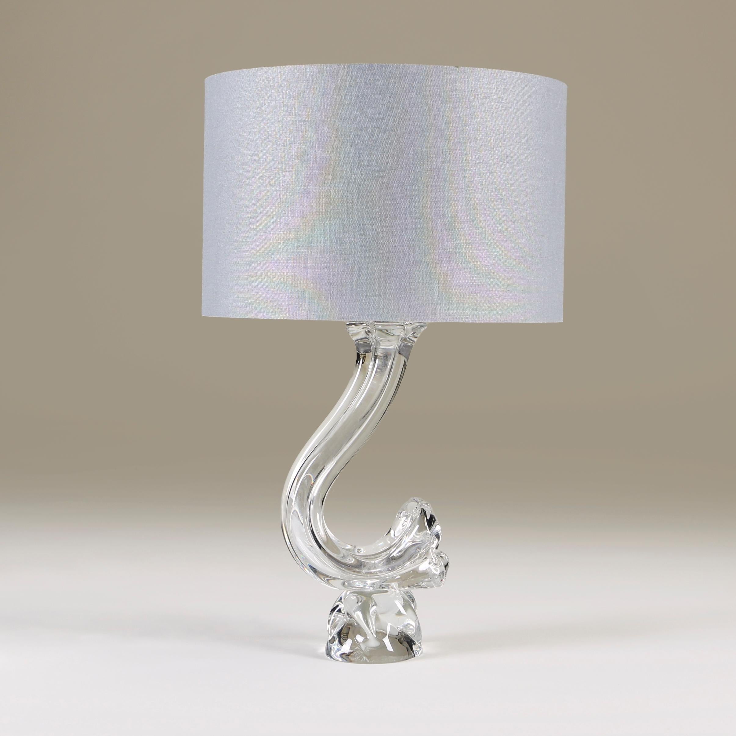 Substantiel et décoratif pied de lampe en forme de fleur abstraite organique soufflée à la main par Michel Daum, France. Signé Daum France.
