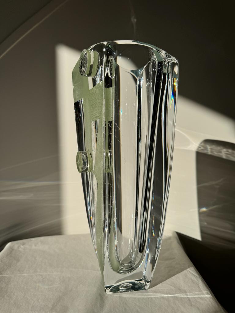 1950’s French Crystal Vase By Anatole Riecke Transparent And Green In Excellent Condition For Sale In Crespières, FR