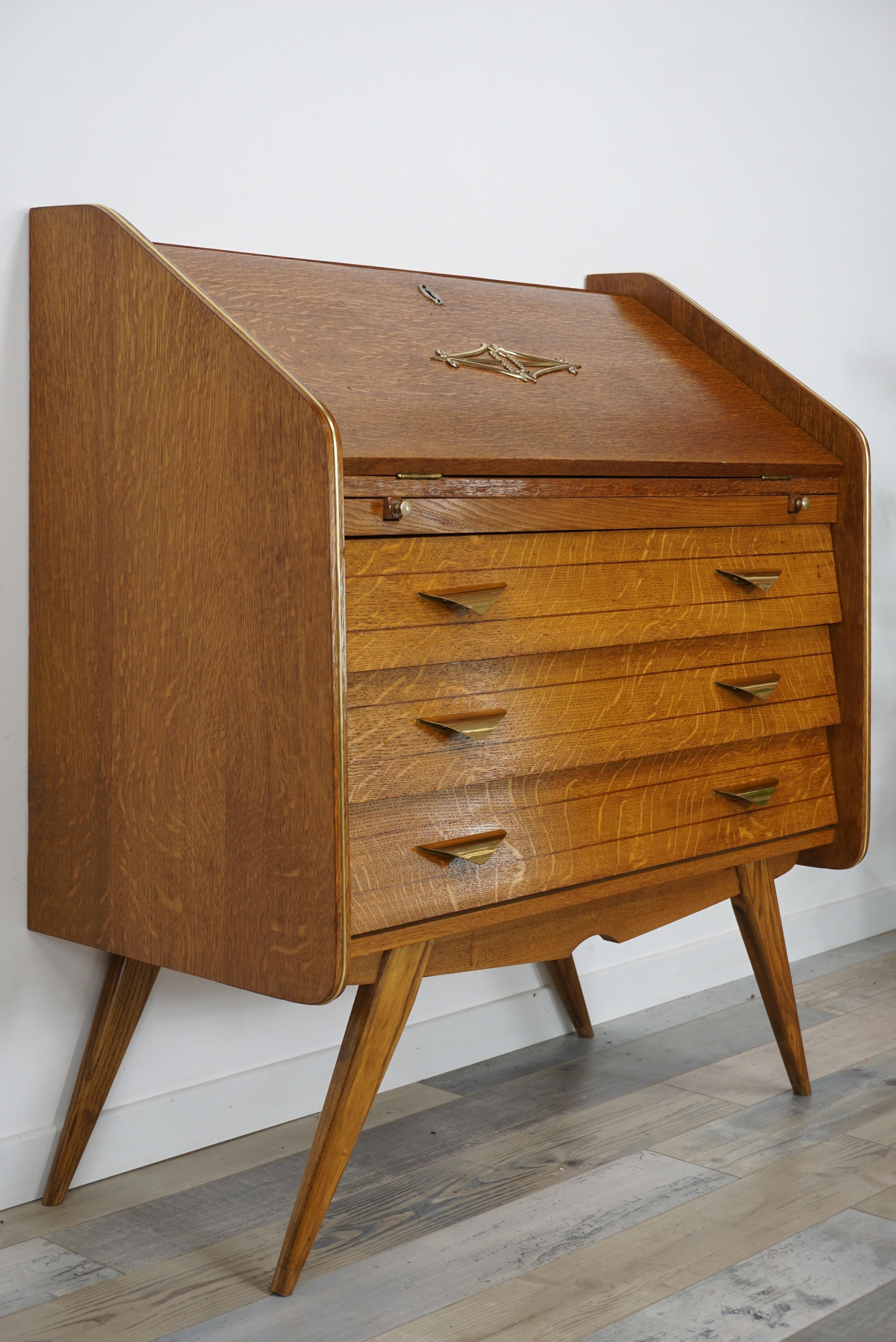 1950s French design wooden chest of drawers with beautiful curves composed of a wooden structure with fins, an integrated secretary, 3 drawers with interior in midnight blue velvet, brass handles and compass feet. Streamlined and racy she is in very