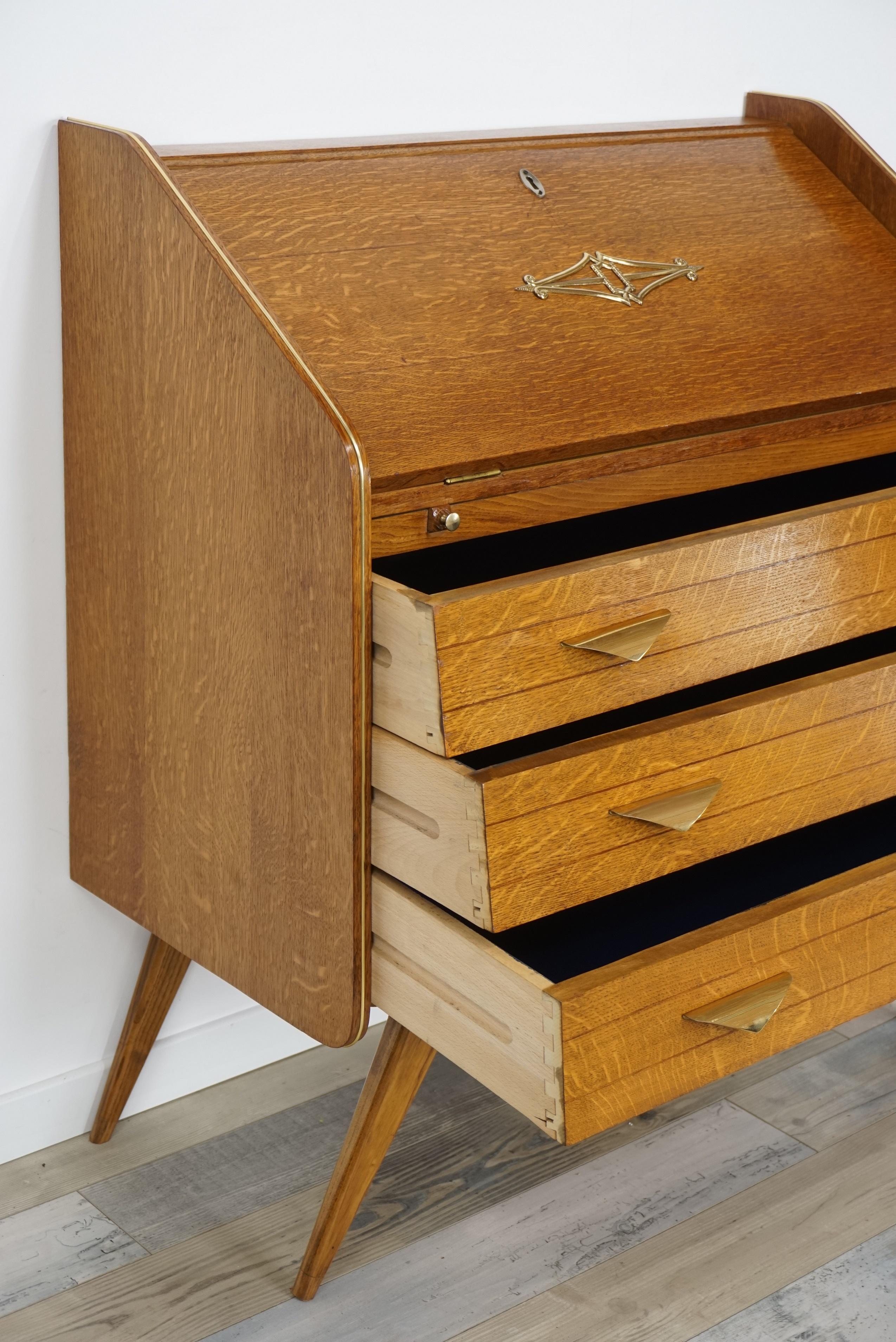 1950s French Design Oak Wooden Chest of Drawers / Secretary with Brass Finish In Excellent Condition In Tourcoing, FR