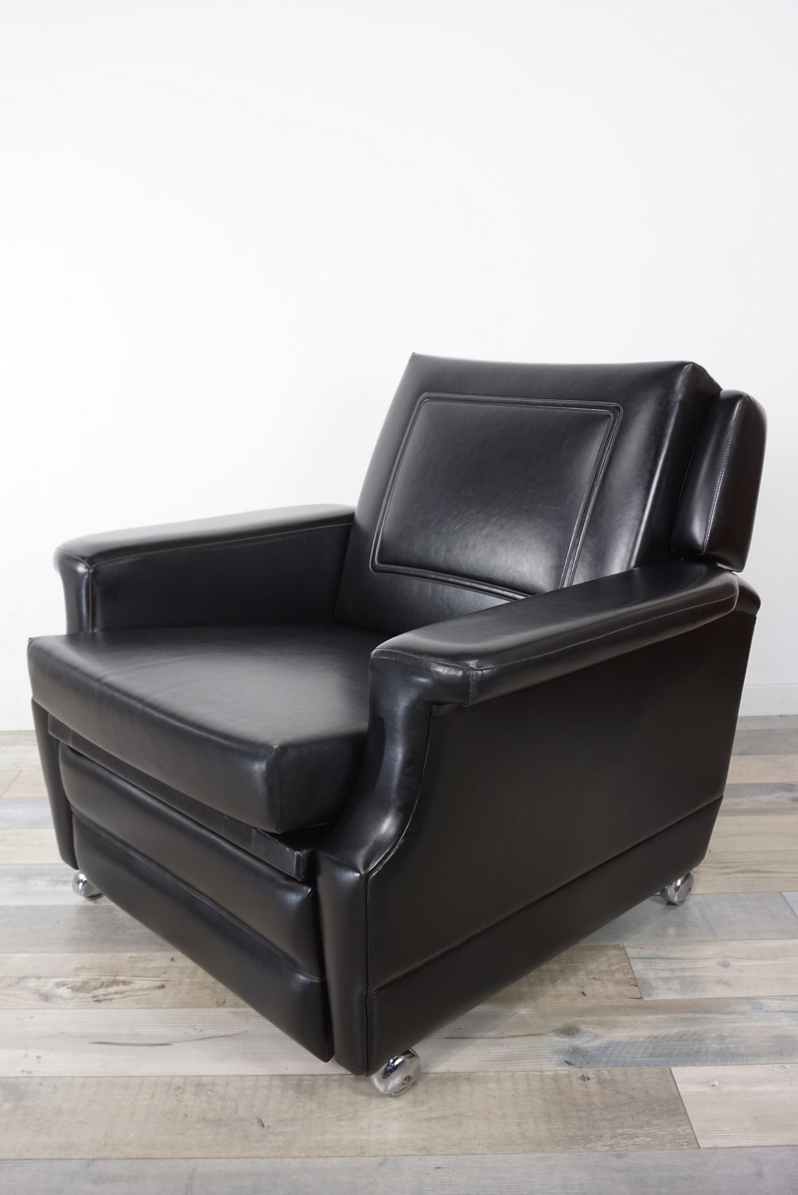 1950s French Design recliner and relax black faux leather armchair 

1950s design relax armchair in black faux-leather of good quality. Such amazing by hiding a headrest in his back and a footrest under his seat. It passes in the blink of an eye
